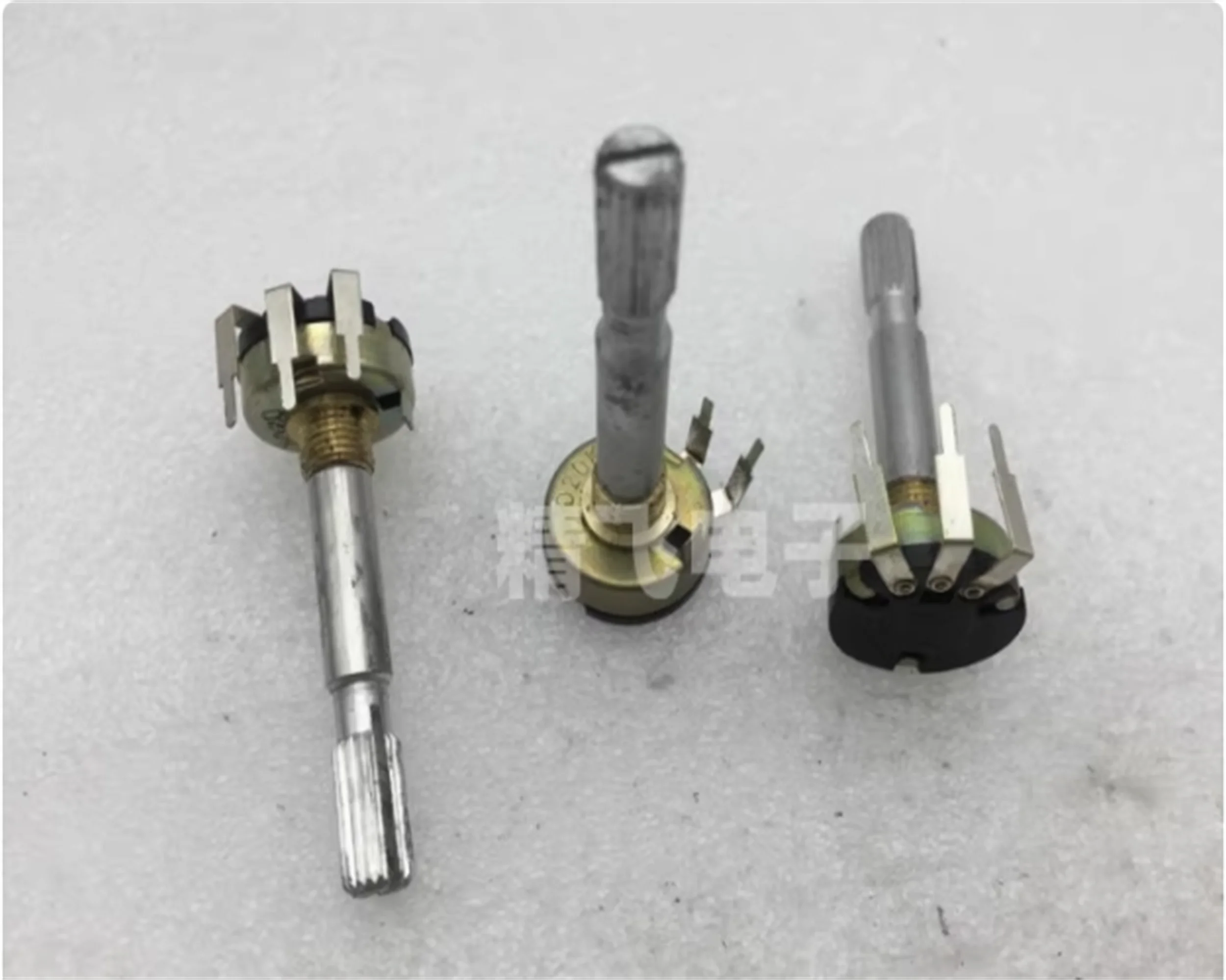 1 piece of high-quality RV170 single link potentiometer D20K with inner bent foot shaft length of 41mm serrated