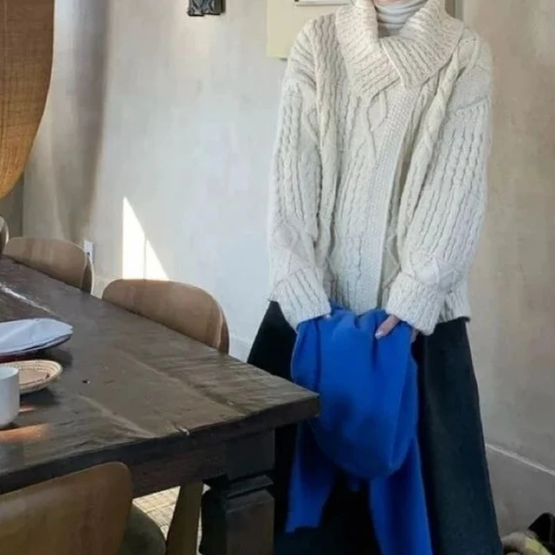 

A Stunning Early Autumn Outfit with A Beautiful Knitted Sweater for Women in 2025, Featuring A Stunning Lazy Style Top