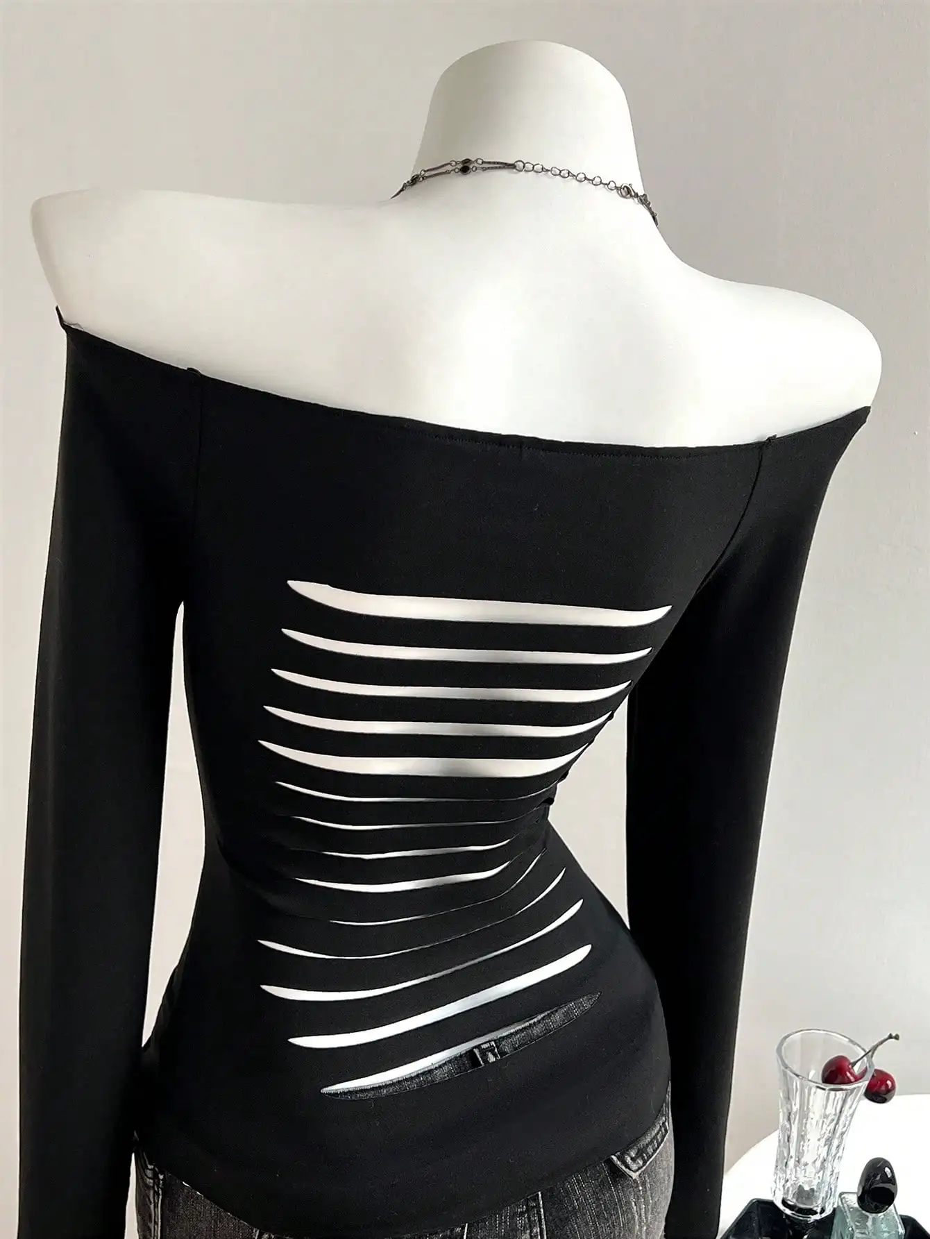 

Женский топ с открытыми плечами и длинными рукавами, с вырезами и ребристой отделкой, облегающий крой