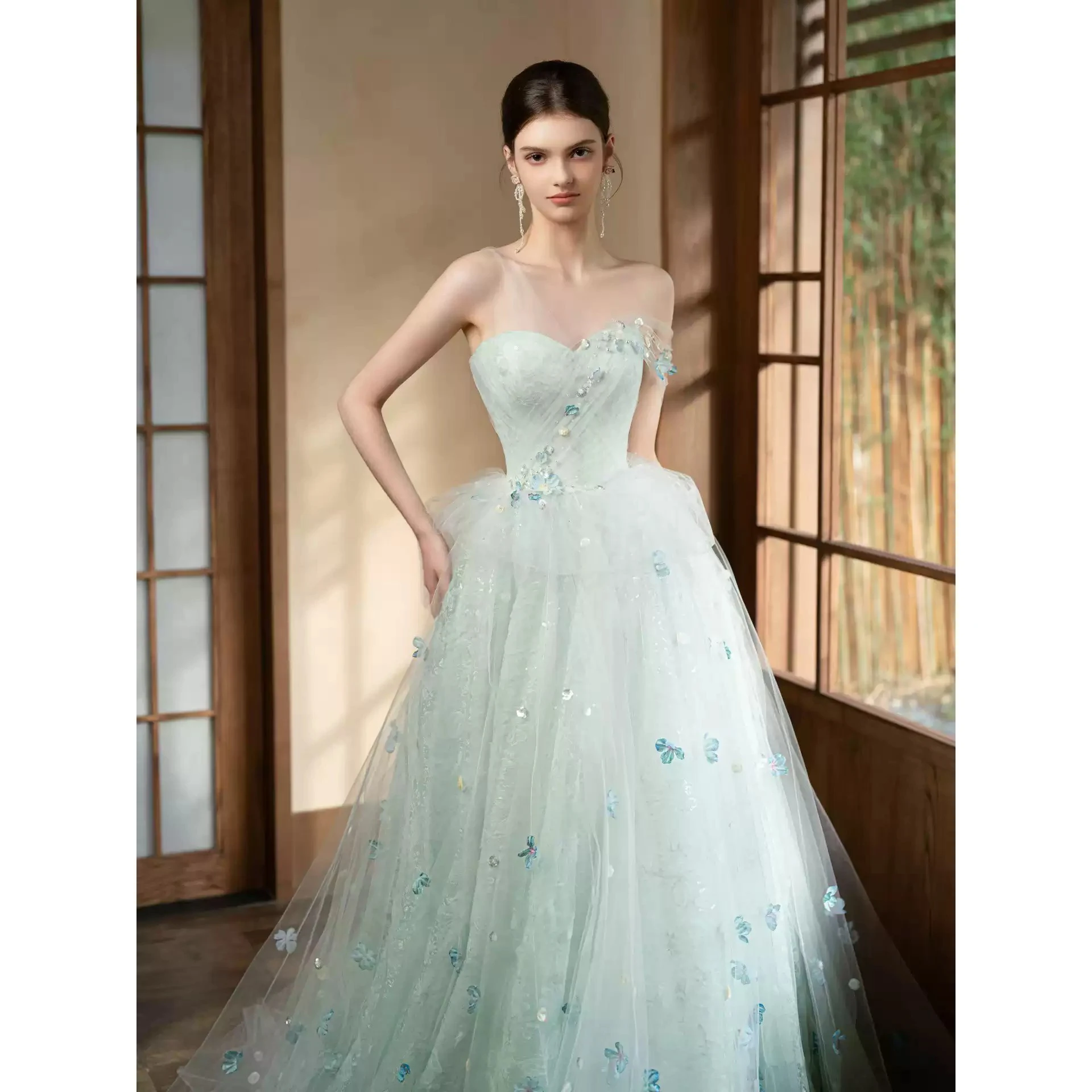 연한 녹색 이브닝 드레스 2025 요정같은 롱 프롬 드레스 레이어드 튤과 아플리케 레이스업 백 파티 드레스 비즈 장식 아플리케