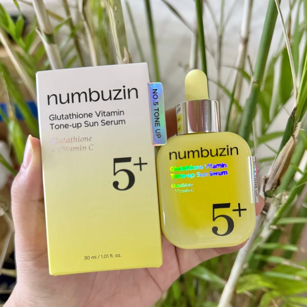 Numbuzin 5 Glutathione Brightening Sunscreen Essence Vitamin C Hydrating Lightweight Tone Up Sun Serum for Dull Uneven Skin Care