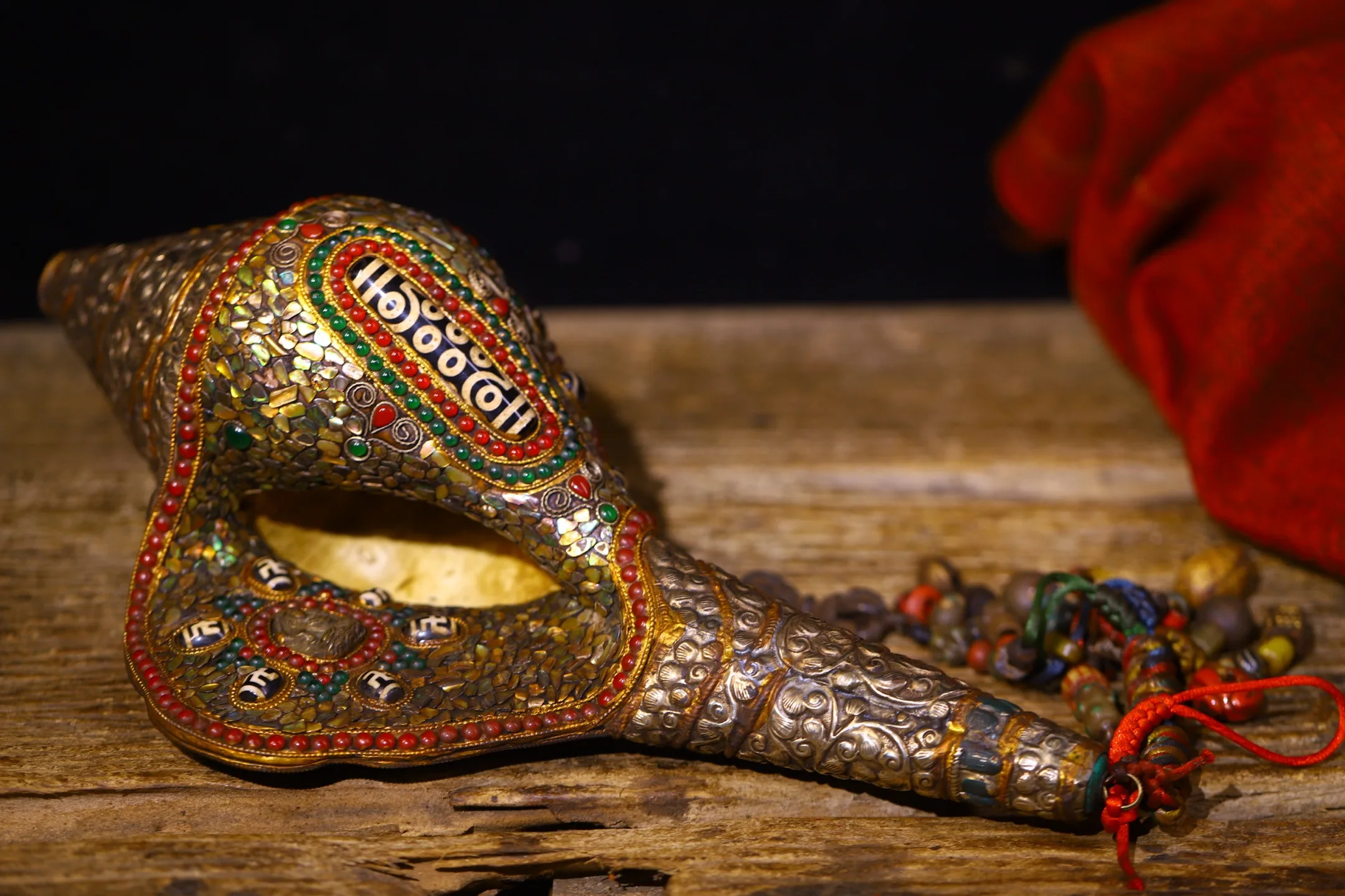 

14"Old Xizang Folk Collection Old Natural Conch Painted Mosaic Gem gZi Beads Shell Snake Pattern Buddha Conch Worship Hall