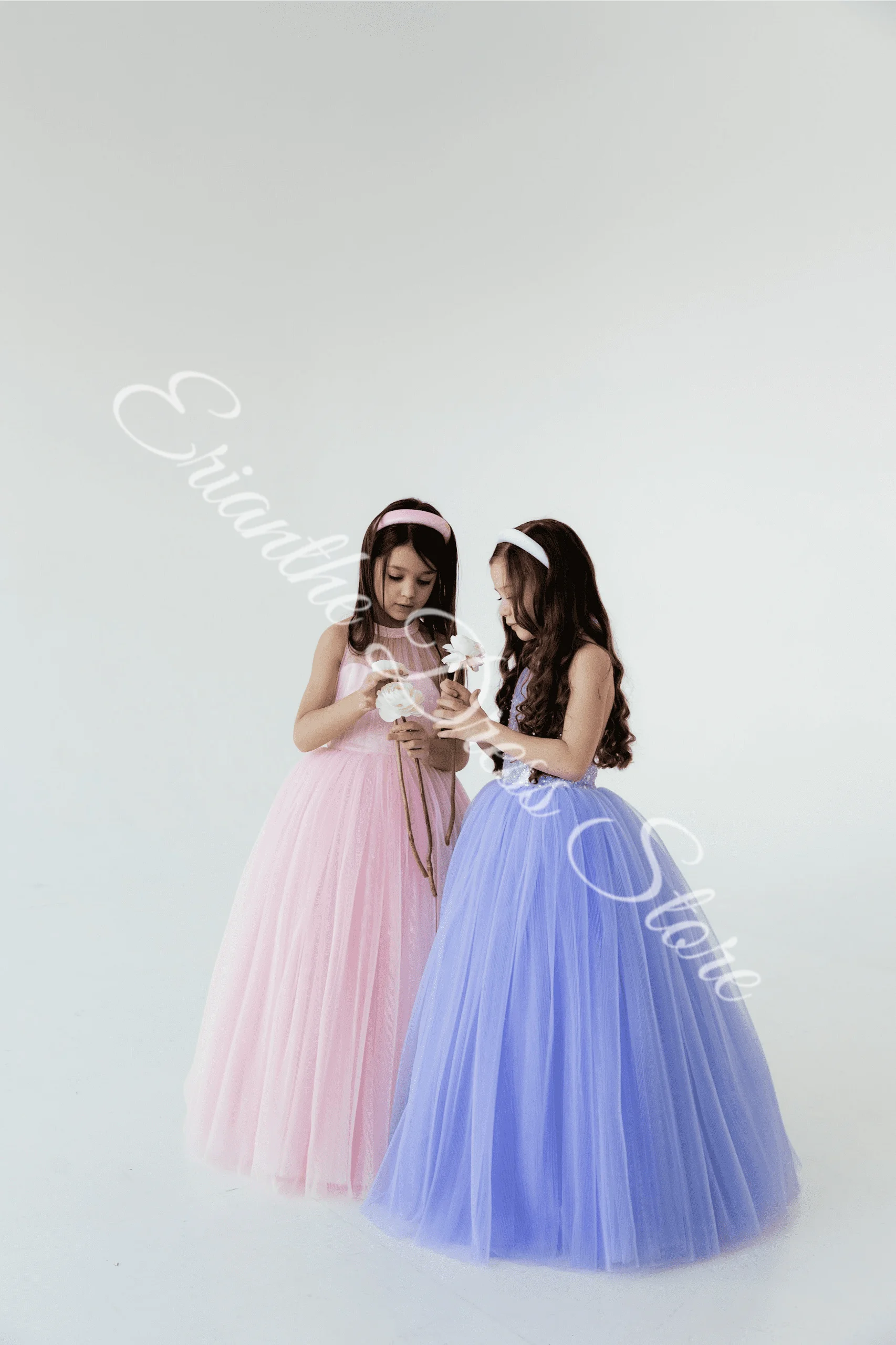 ชุดเดรสเด็กผู้หญิงสีขาว ผ้าทูลล์พองฟู ประดับลูกปัดและเลื่อม พร้อมโบว์ สำหรับงานแต่งงาน งานวันเกิด งานรับศีลมหาสนิท งานเลี้ยง ออกแบบตามสั่ง