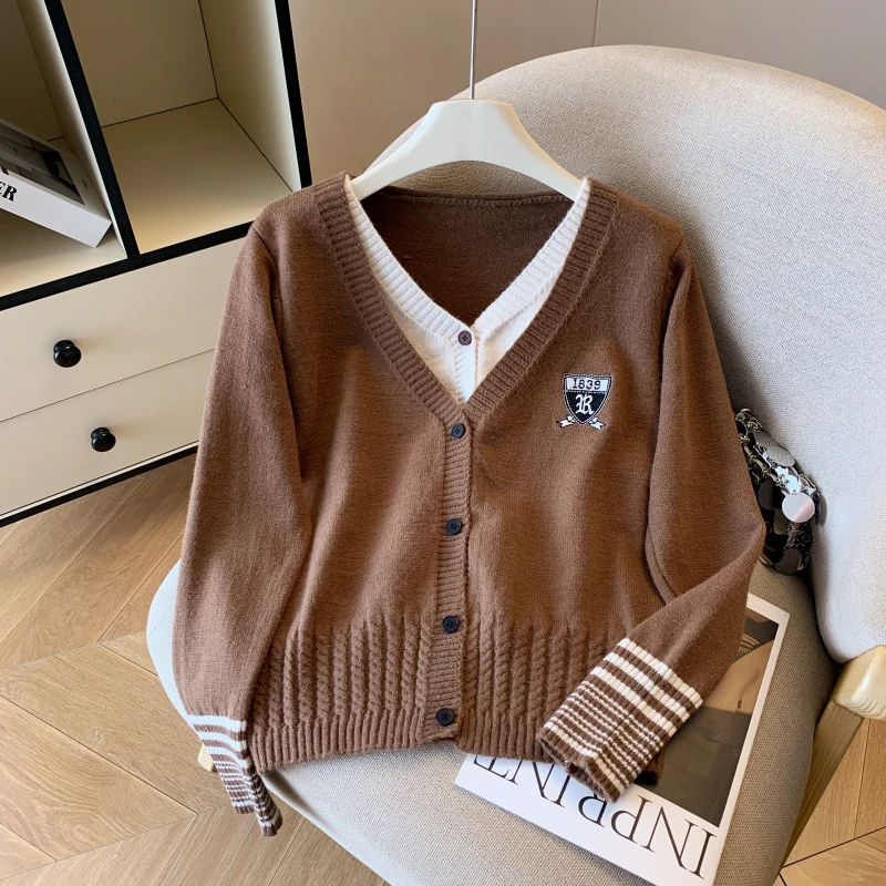 الثآليل المطرزة سترة المرأة التداخل V-Ne عالية المرونة الأعلى وهمية قطعتين مجموعة رئيس كلية Sle ملابس الشتاء