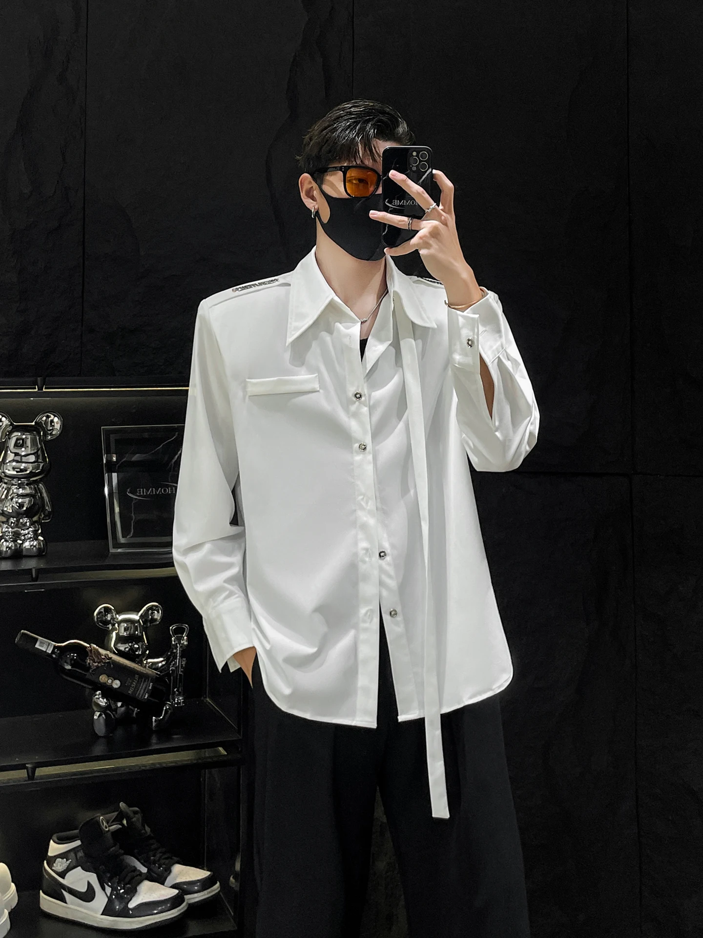 เสื้อเชิ้ตผู้ชายสีขาว แขนยาว แบบมีแผ่นรองไหล่ สไตล์ลำลอง ดีไซน์อเนกประสงค์ รุ่น HOMME ดีไซน์โดดเด่น ไม่มีขีดจำกัด ผลิตจากเส้นใยโพลีเอสเตอร์