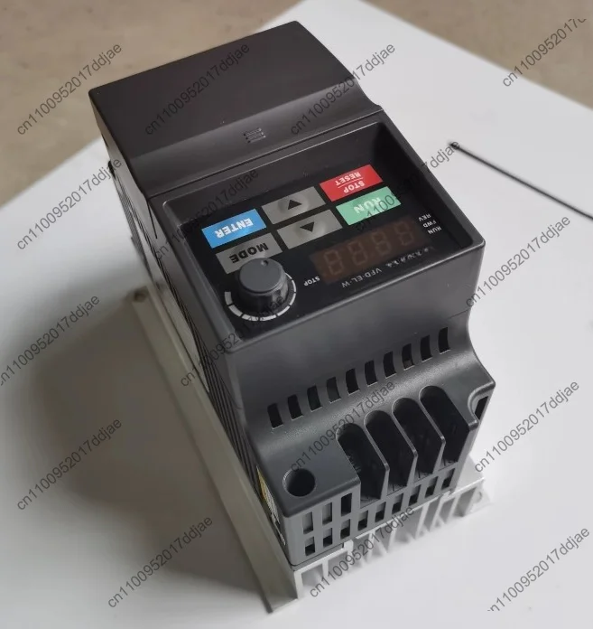 Vfd002el21w 0.25hp power, single-phase 220v input 0.1-400hz actual photo taken, fully functional