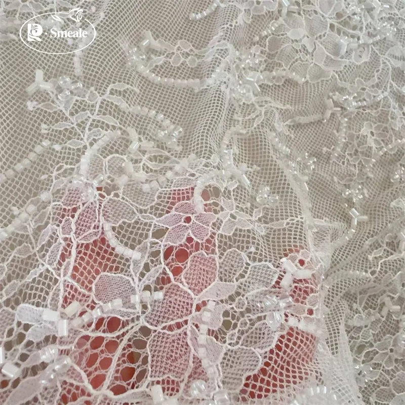 Perlen-Pailletten-Spitzenstoff. Luxuriöses Abendkleid aus französischer Spitze. Hochwertige Maßanfertigung für Braut- und Hochzeitsstoffe. – Detail 4