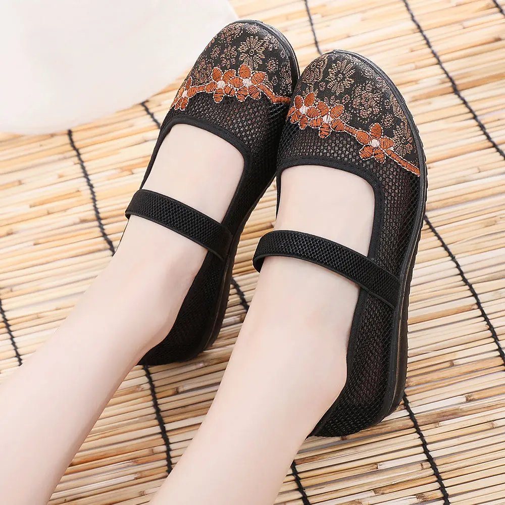 Old Beijing Cloth Shoes Mom Chinese Style Embroidered Cloth Shoes Women Soft Bottom Mesh Breathable Ladies Casual Shoes Sandals