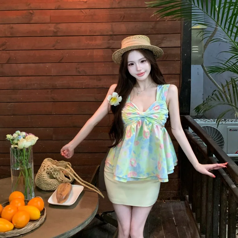 

Потрясающий комплект: зеленый топ с цветочным принтом и желтая юбка. Легкий летний женский наряд из полиэстера с V-образным вырезом и без рукавов.