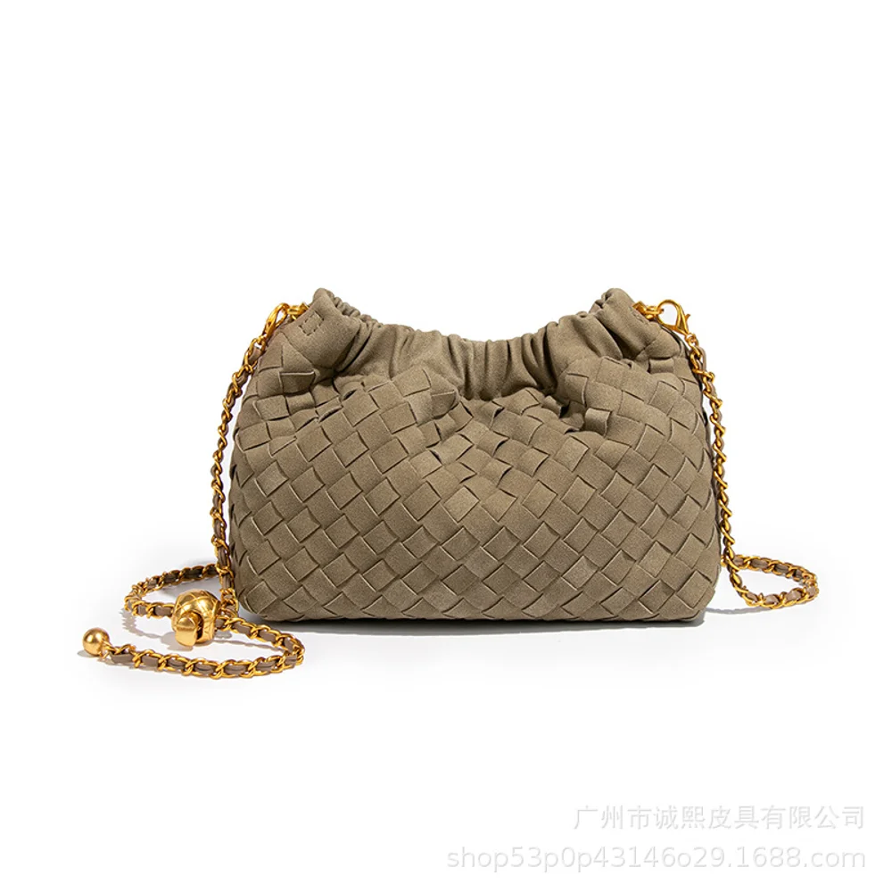 

2025 Cross border New Woven Bag for Women Retro High end Wrinkled Cloud Bag Small Fragrant Wind Drawstring Crossbody Chain Bag