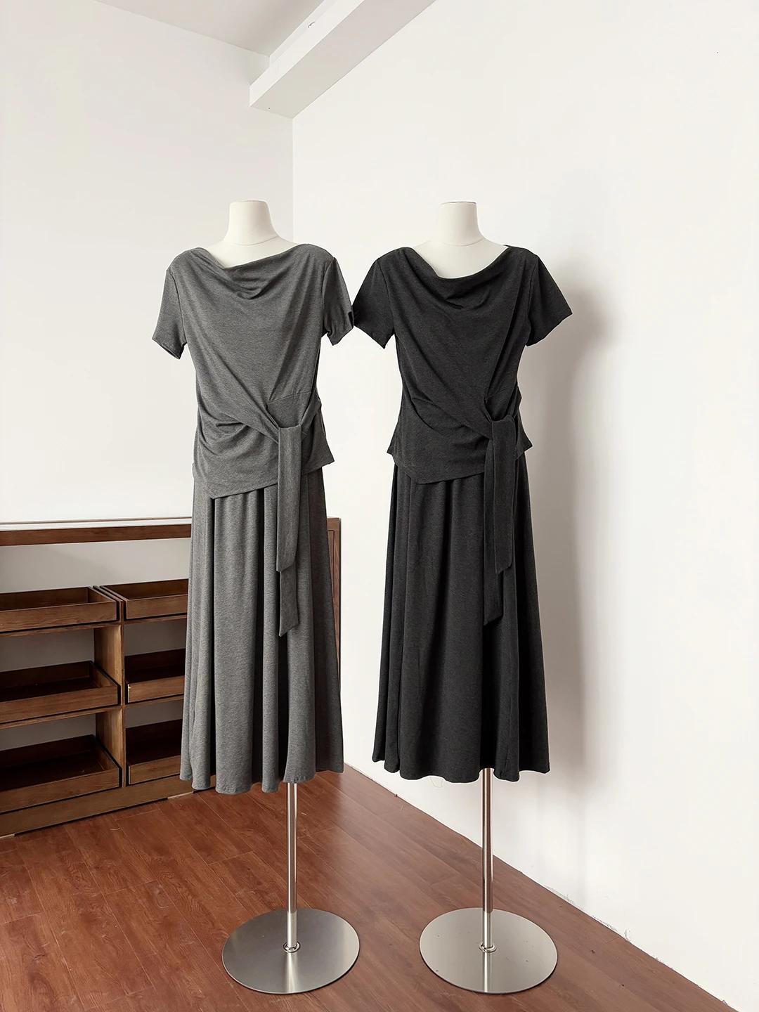 

Серый винтажный летний комплект в новом корейском стиле: топ с завязками на шее и юбка с высокой талией. Модный, элегантный, легкий женский наряд.