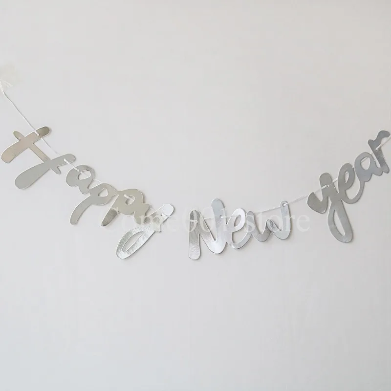 لافتات سنة جديدة سعيدة باللون الذهبي والفضي وأعلام حفلات رأس السنة الجديدة وديكورات نشاط الاحتفال والرايات الملونة لعام 2026