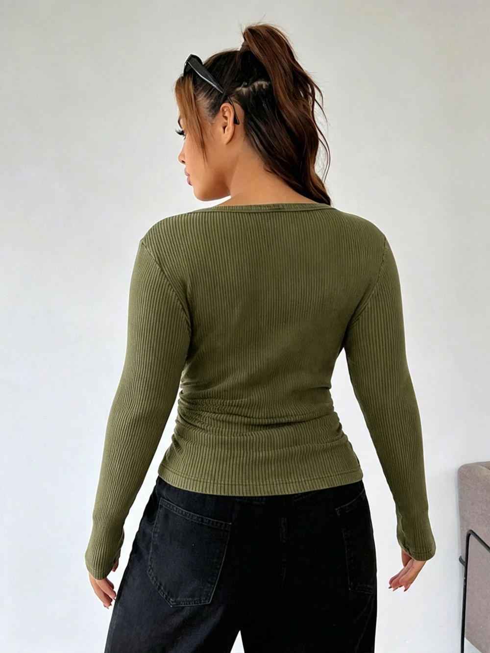 Plus-size Olive Green Half-Zip Long-Sleeve Raglan T-Shirt; a Slim-Fit Style Suitable for Autumn—Perfect for Casual Everyday Wear view 2