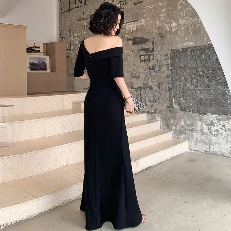 Black No. 42 V-neck backless halter dress for women in summer French style high-end waist pleated beautiful back suspender long