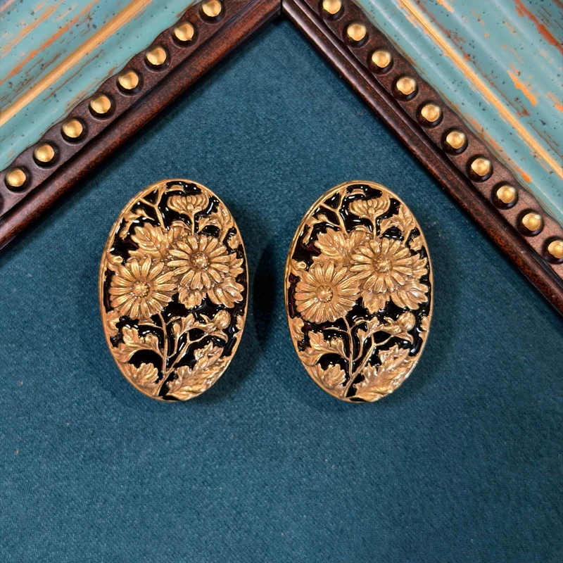 

Vintage Black Sunflower Relief Earrings Gold Color Natural Stone Retro For Women Accessories Jewelry Designer Valentine New