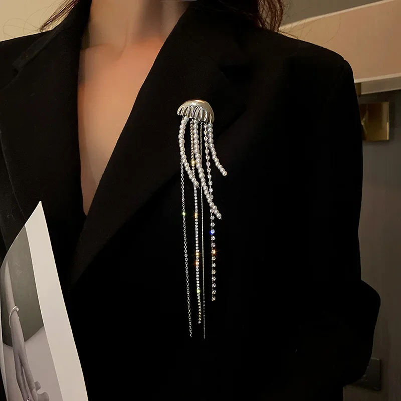 Exquisite Jellyfish Brooch Men's Fashion Suit Pin Shiny Rhinestone Pearls Long Tassel Brooches for Women Dress Party Accessories