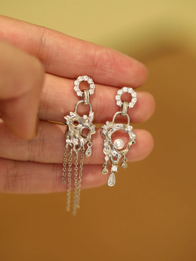 

”Canglang Tour Garden" original design retro asymmetrical natural pearl earrings in sterling silver and white gold color