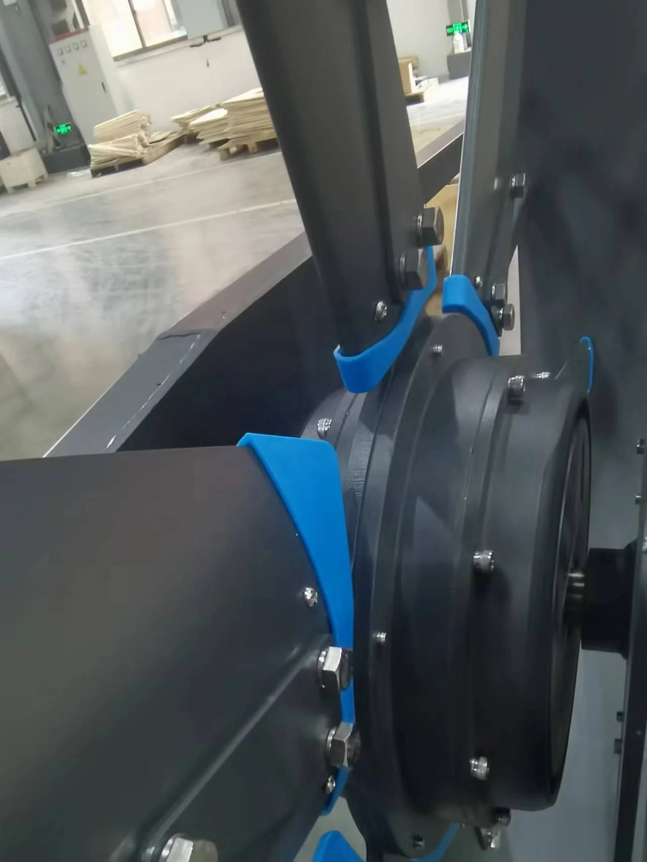 تستخدم صالات رياضية مروحة أرضية كبيرة الحجم بقطر 2 متر