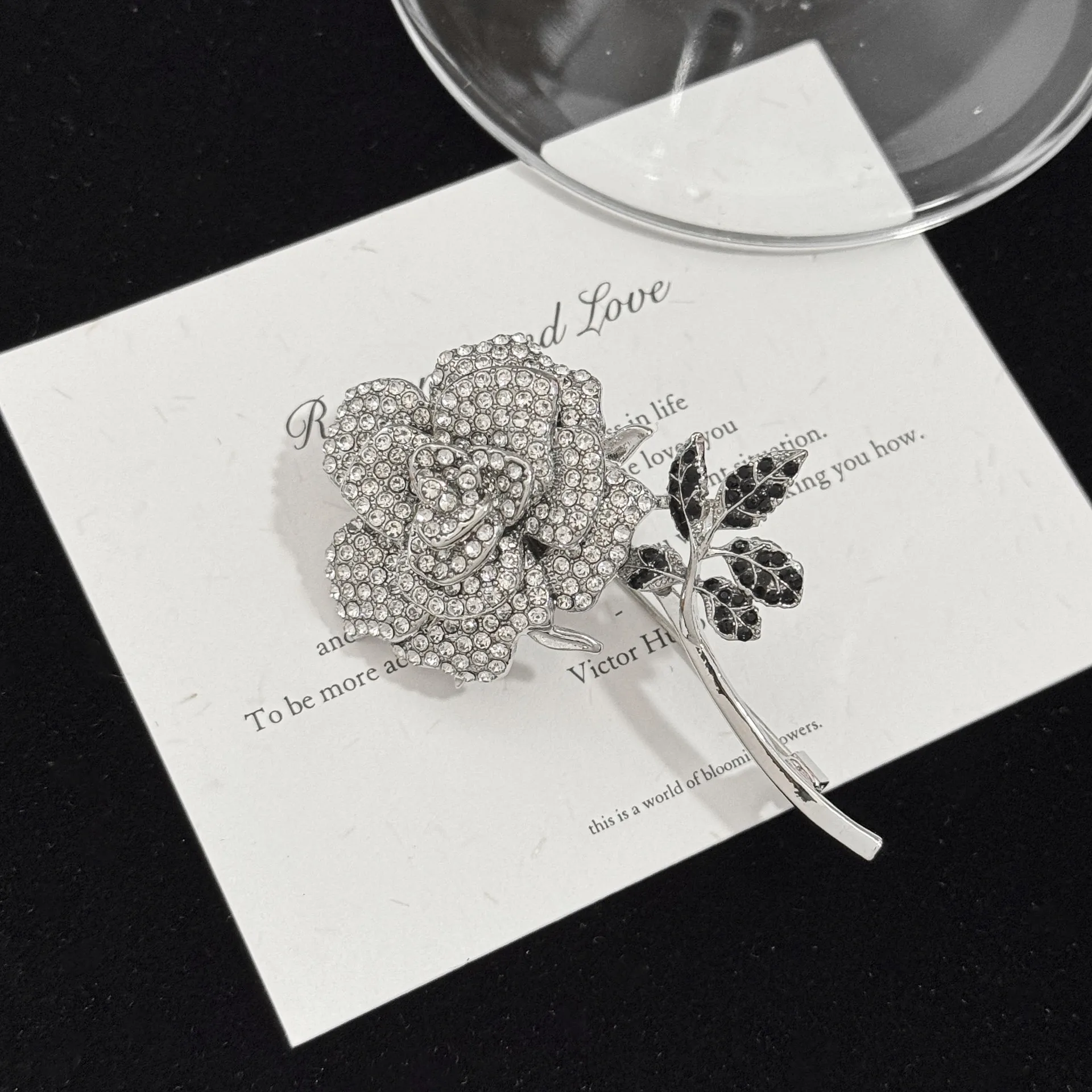 Chinesische Mode-Broschen mit Strasssteinen in Silberfarbe, Rosenmuster, für Damen, trendige, zarte Blumen-Anstecker, Party- und Freizeitaccessoire, Geschenk, Schmuck. – Detail 14