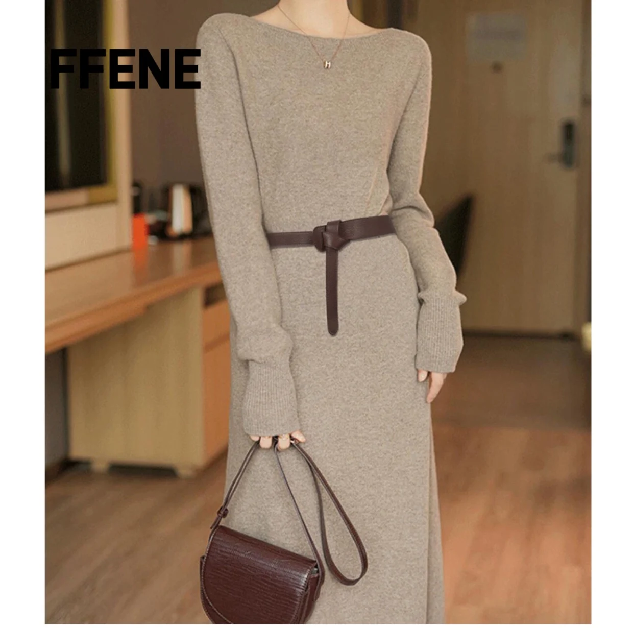 

Double-sided top-grain leather belt for women, luxurious and versatile, perfect for pairing with sweaters and outerwear.