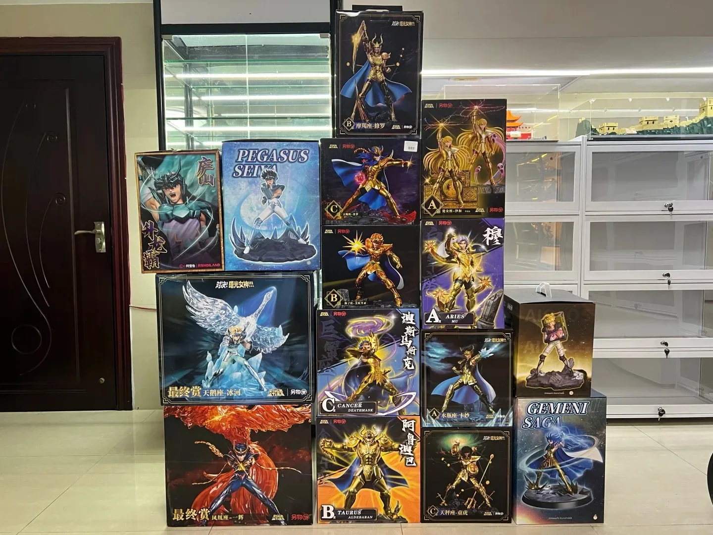

New In Stock Saint Seiya Reward Virgo Leo Scorpio Phoenix Swan Aquarius Libra Athena Andromeda Instant Handpiece Model Toys