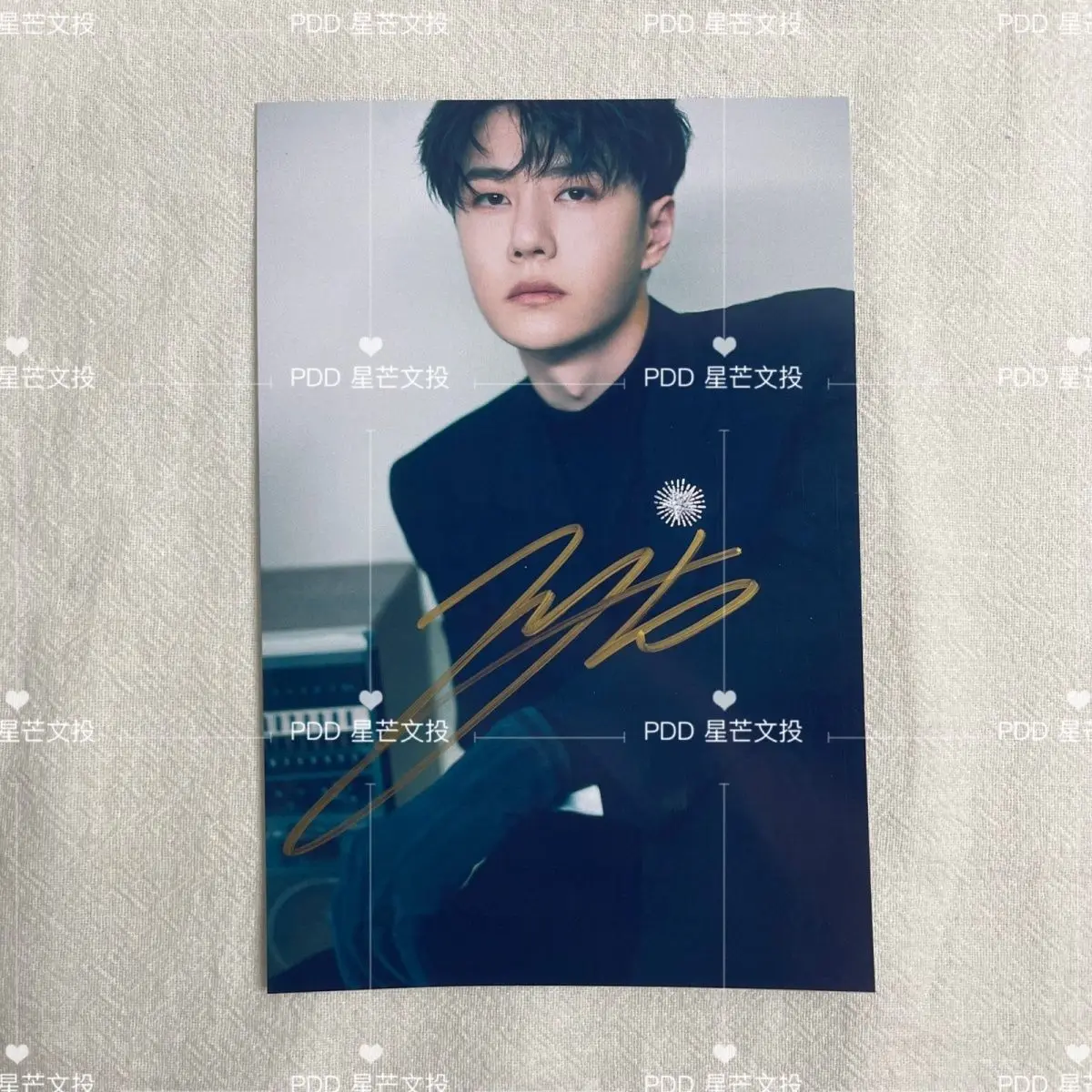 Weibo Night, Wang Yibo personally signed promotional photos with a 6-inch non printed birthday gift for classmates and friend