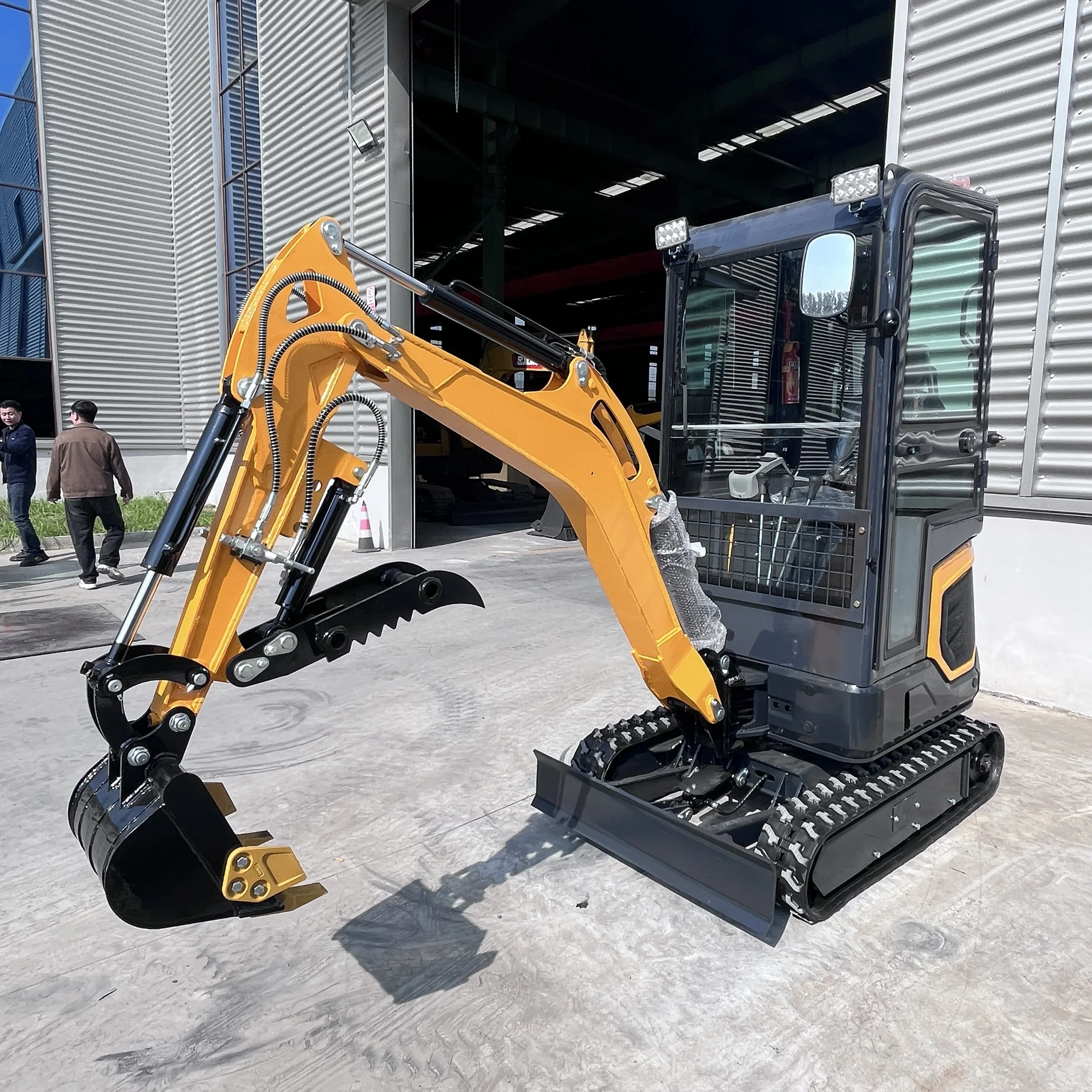 1.8T compact excavator with a rated power of 11.8kW suitable for excavating small buildings on farms