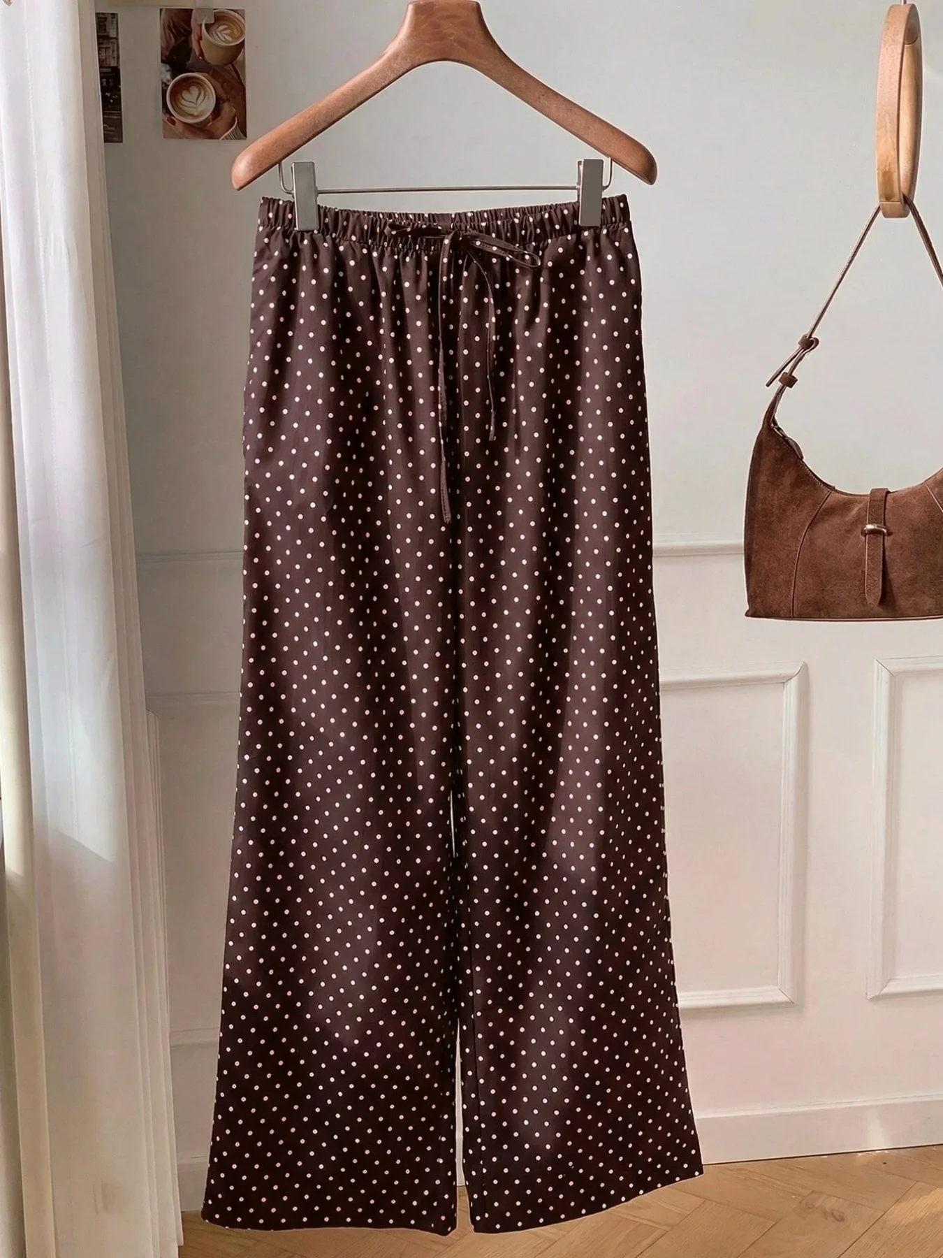 Sommerliche neue, weit geschnittene, figurbetonte, gerade geschnittene Hose mit fließendem Fall, dünnem Stoff, Polka-Dot-Print und elastischem Bund im Casual-Stil. – Detail 9