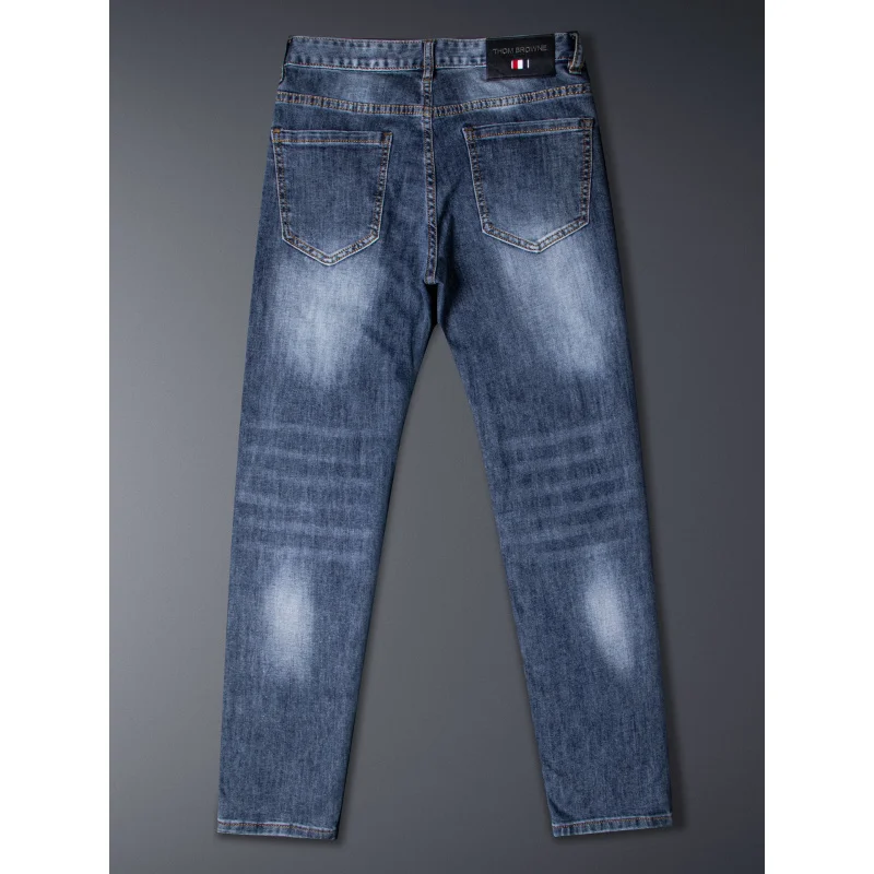 جينز مطرز جديد لعام 2025 للرجال صيفي، رفيع، نحيف، قدم صغيرة، عصري، مرن، كاجوال، سروال طويل عصري