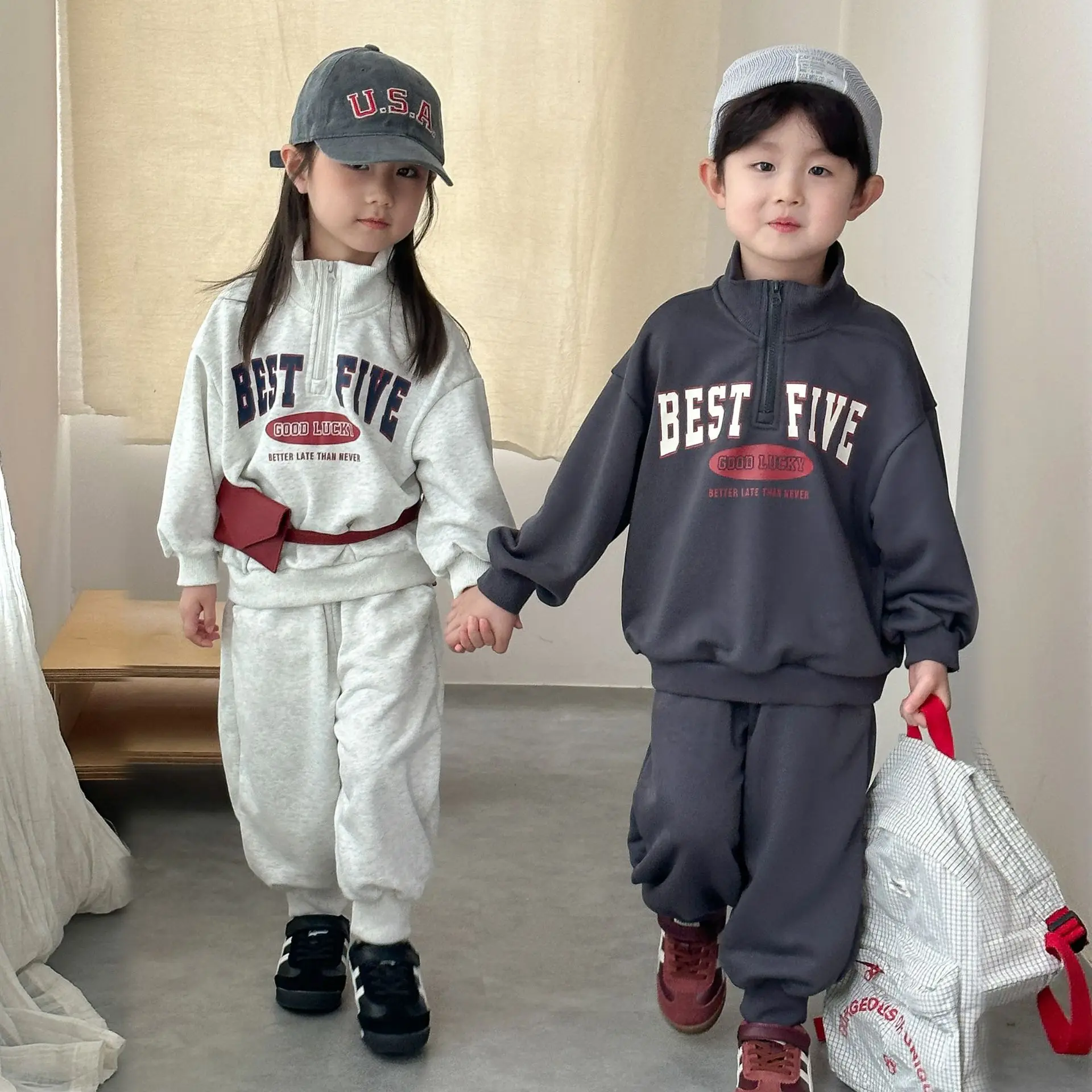 

2025 Осенние новые комплекты детской одежды, толстовка с буквенным принтом для маленьких девочек и штаны полной длины, спортивные костюмы из 2 предметов для мальчиков