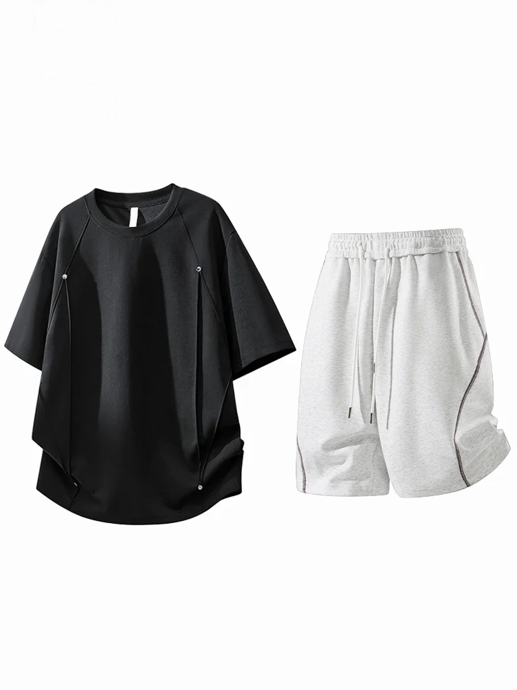 Conjunto de camiseta e shorts de manga curta com detalhes em rebites da marca americana Casual Brand para jovens.
