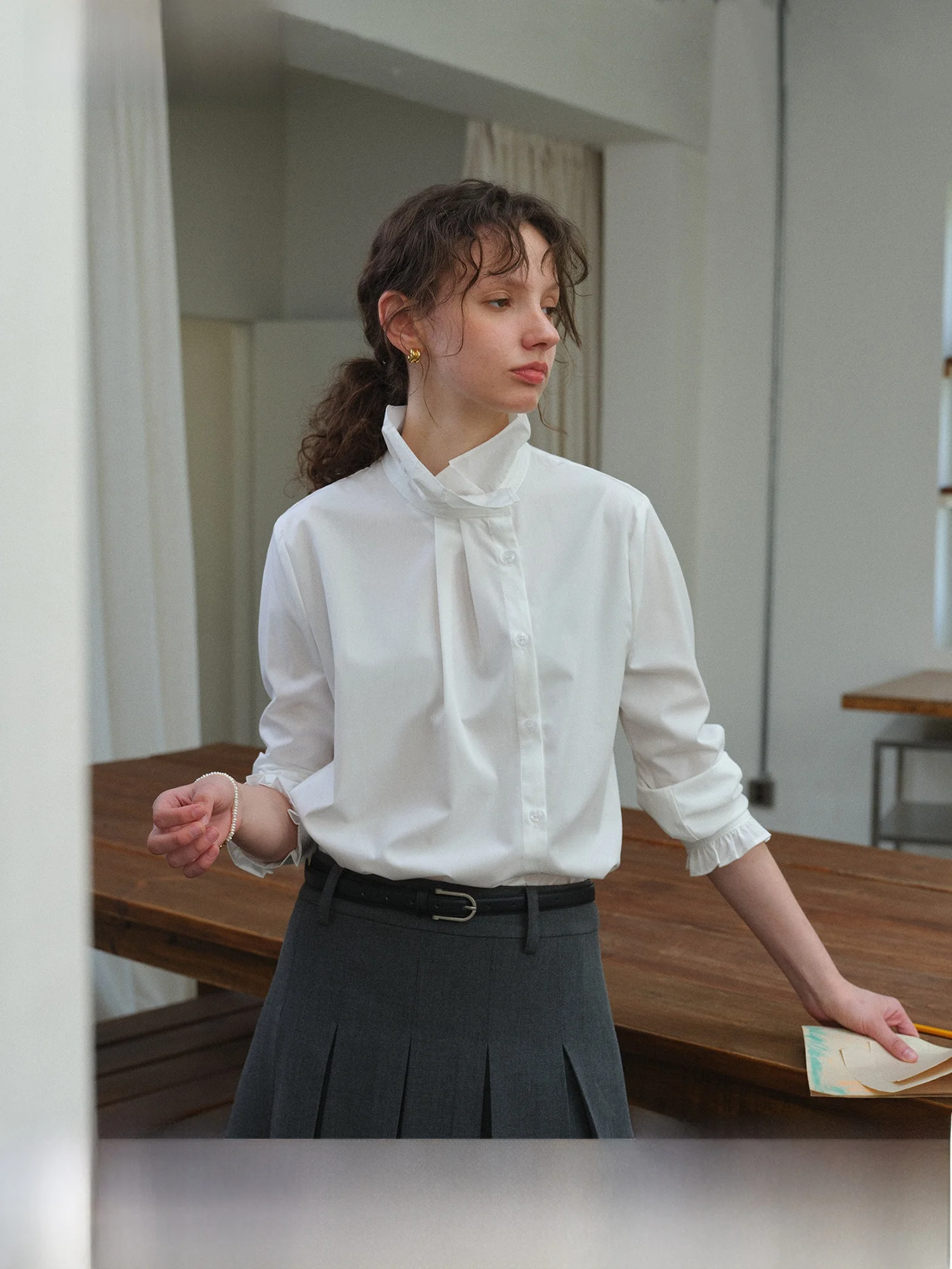 

Легкая в уходе женская блузка с воротником-стойкой и рюшами, белая, весенний дизайн, элегантный топ для офиса, полиэстер