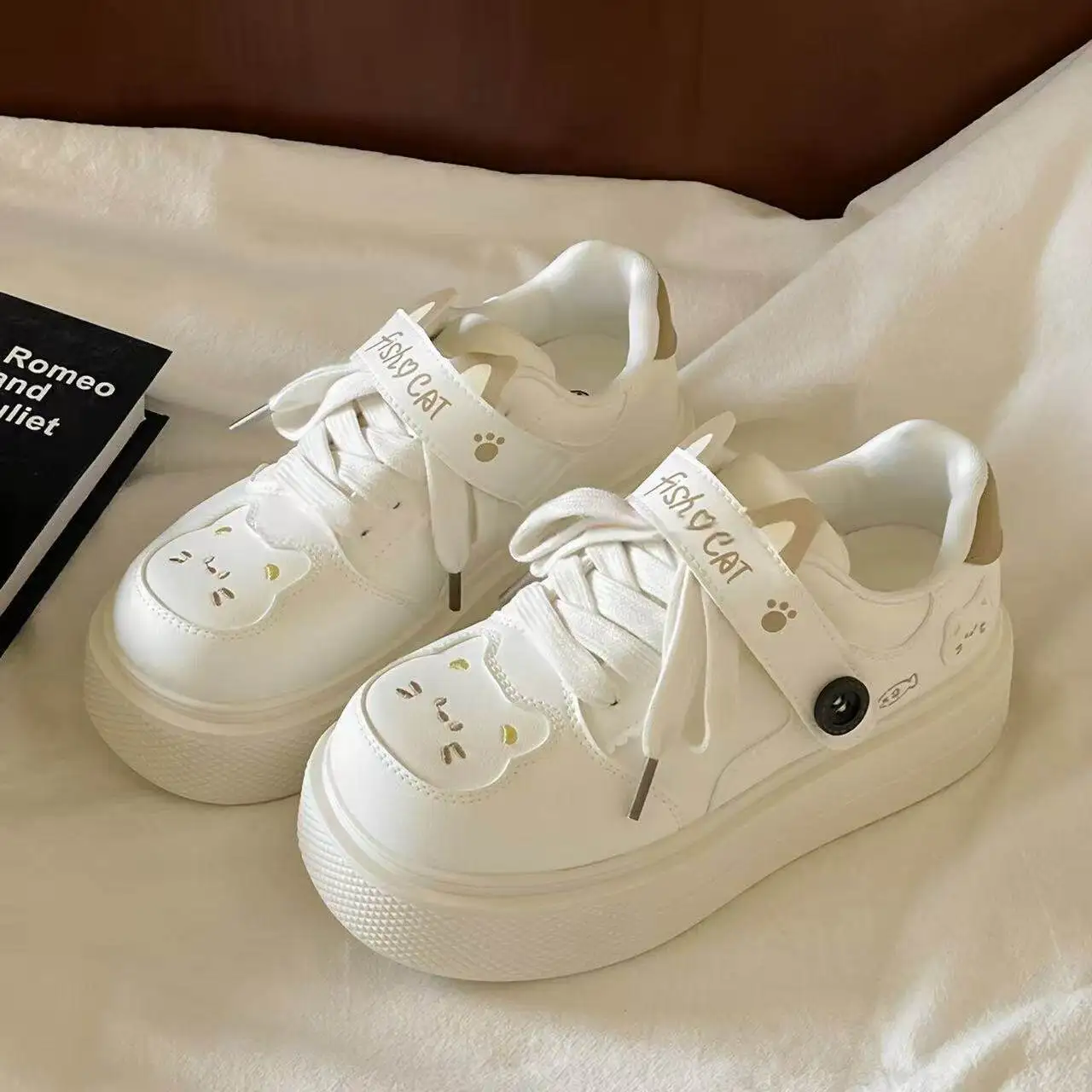 

Новые весенние кроссовки 2026 года: милые мультяшные кеды на платформе для женщин, универсальные туфли на танкетке в стиле Лолита для студентов