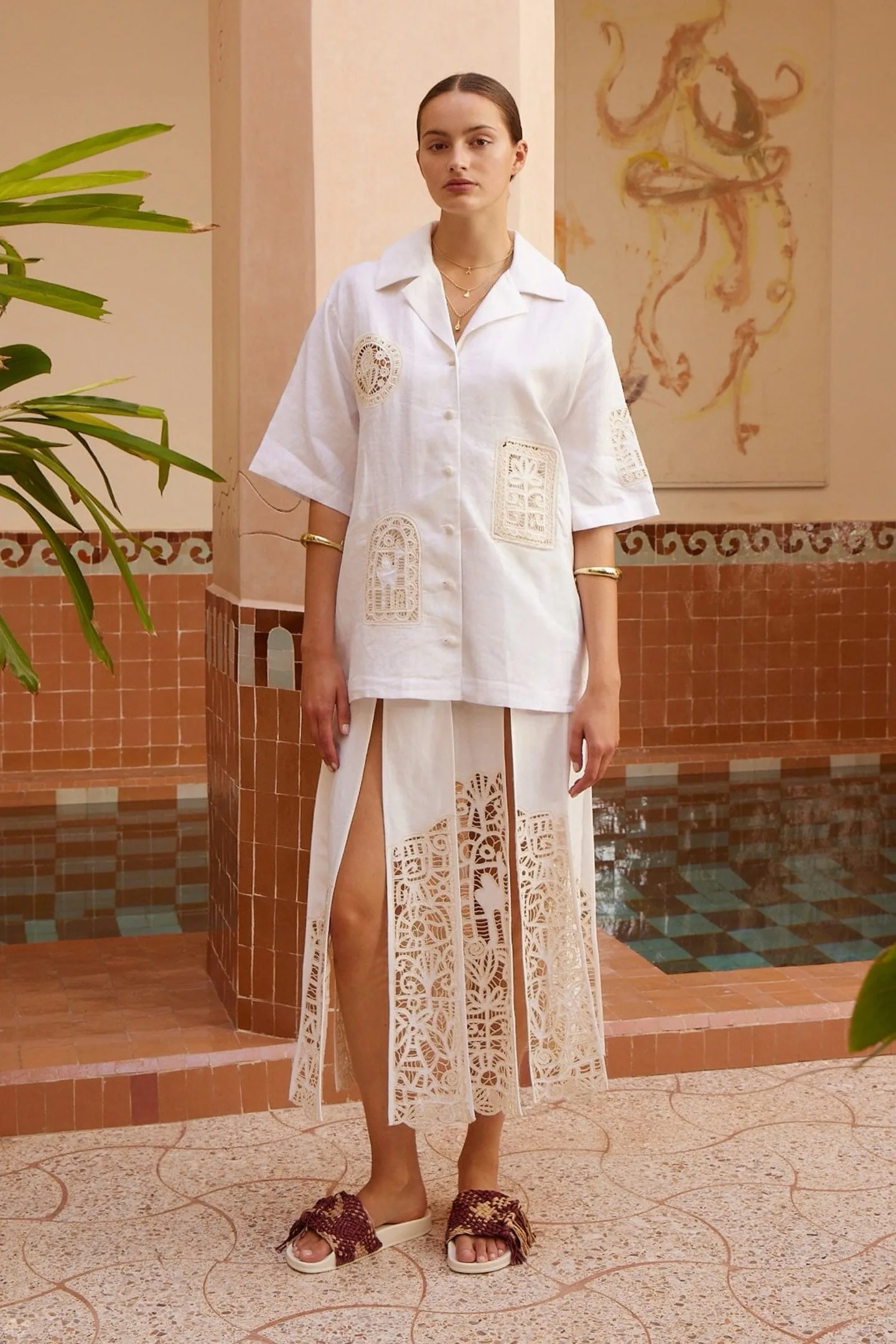 

Льняной комплект из двух предметов: рубашка с коротким рукавом и вышивкой розами и жасминами, ажурная, и юбка-полусолнце. Новинка 2026 года. Праздничный повседневный женский комплект для офиса.