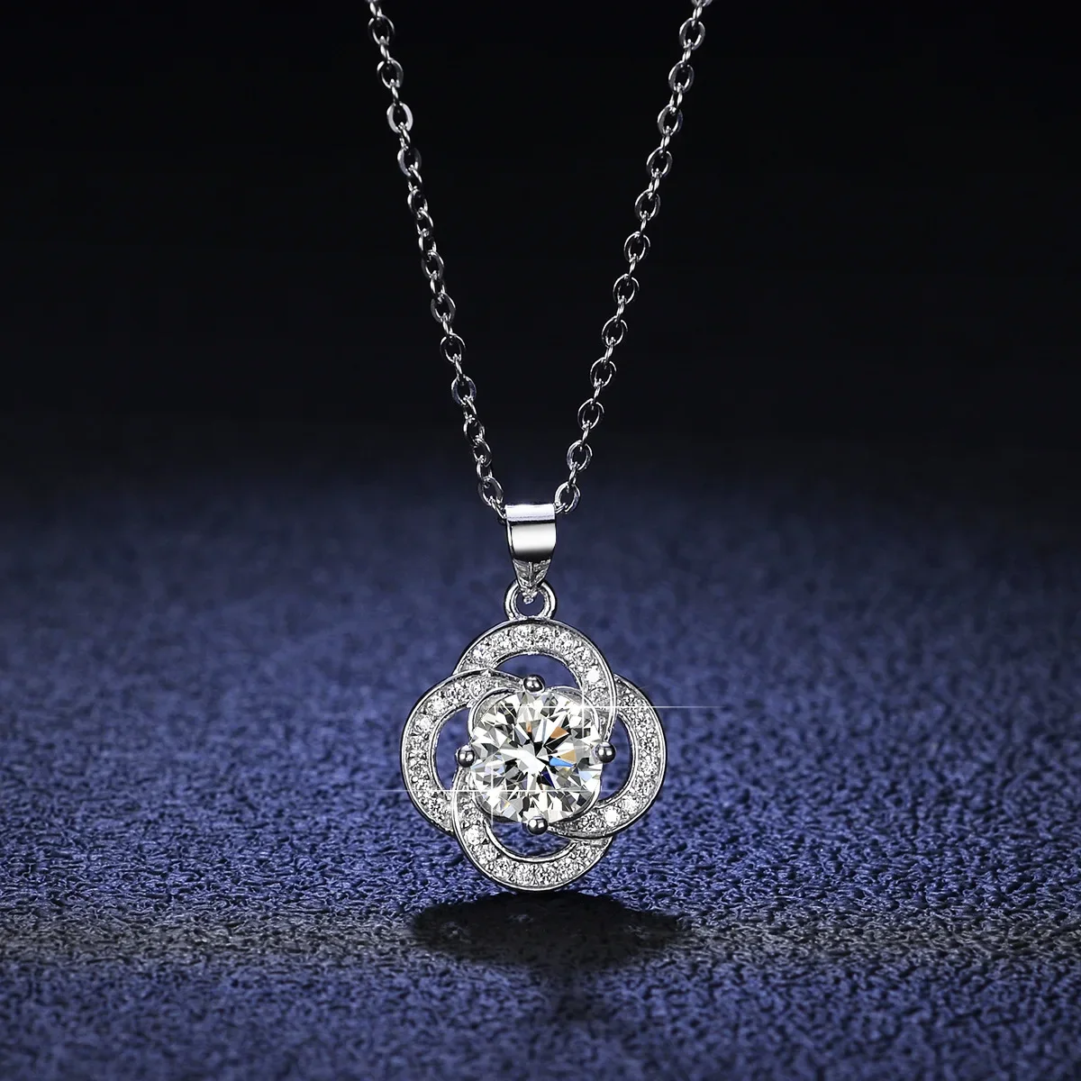 

18K gold inlaid with diamonds, 1-carat moissanite pendant, women's clover windmill necklace, PT950 platinum collarbone chain