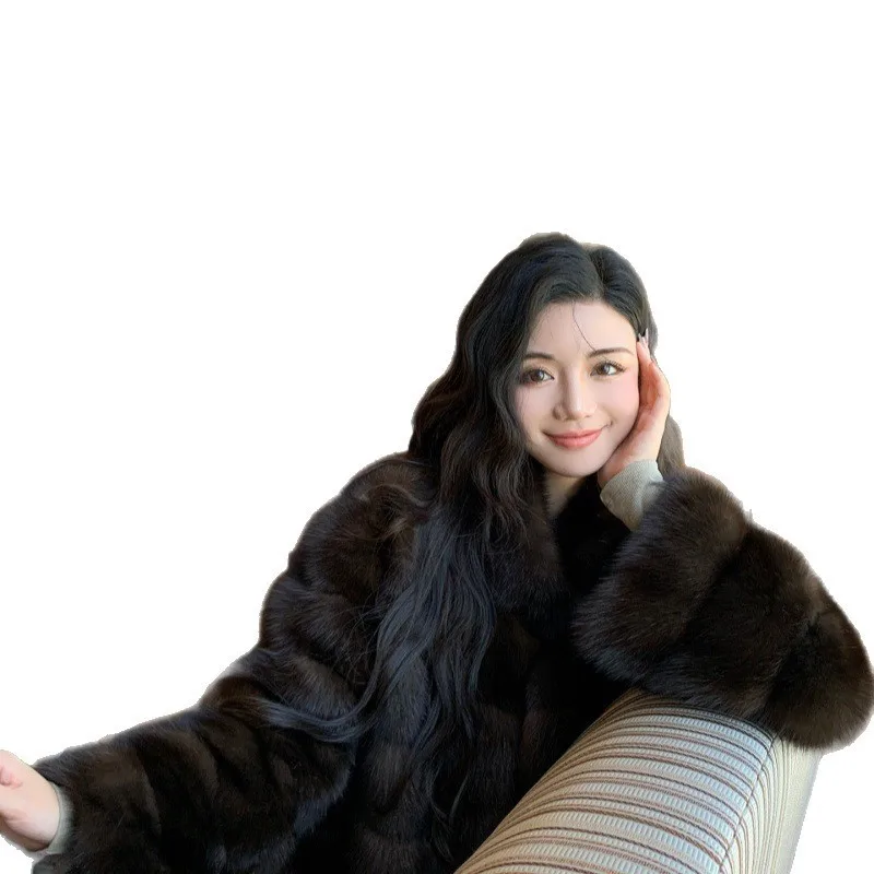 Le nouveau manteau en fourrure vintage à texture violette comprend un col montant épais pour une chaleur et une mode artificielle avec une rainure coupée