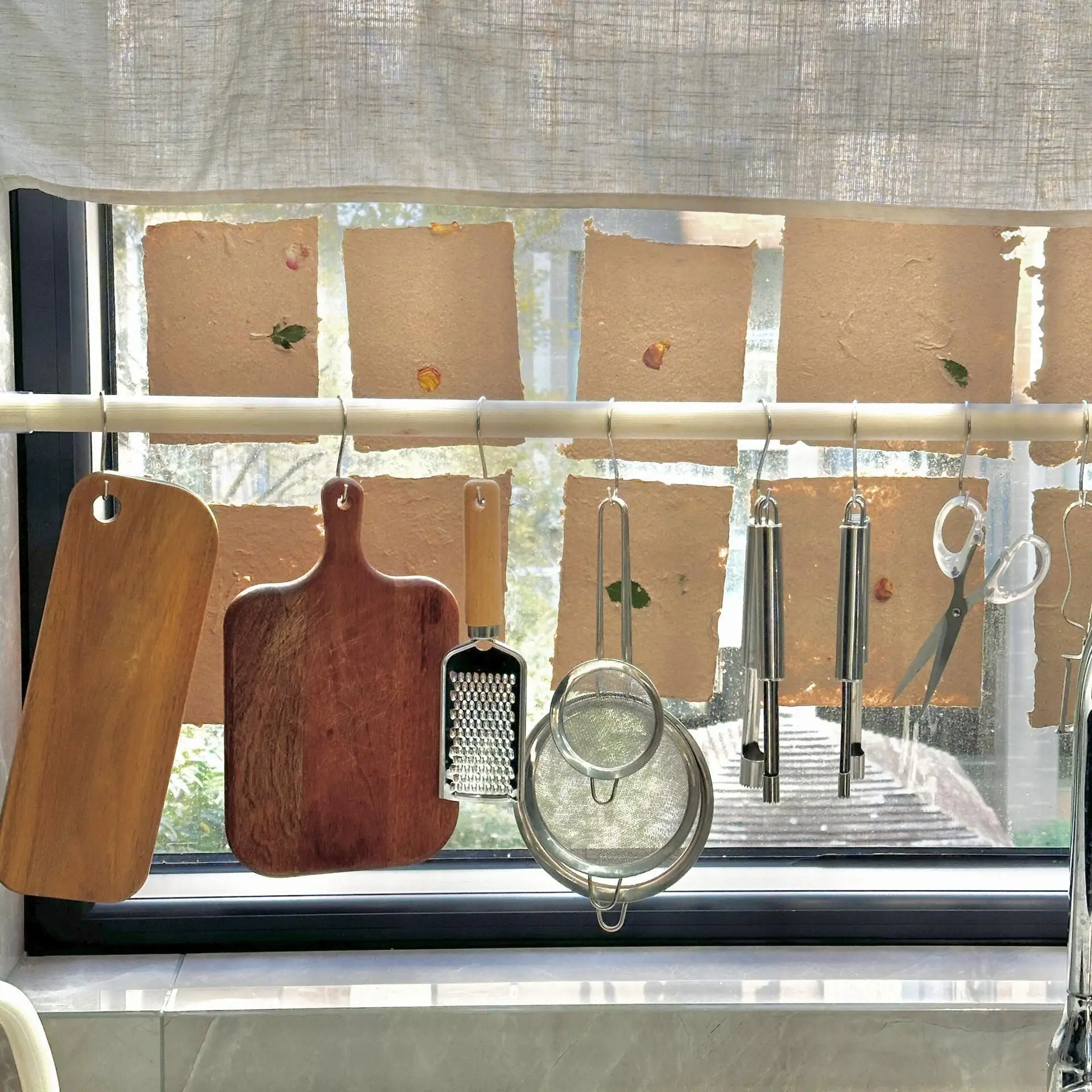 organizzatore-versatile-per-finestra-della-cucina-portaoggetti-espandibile-senza-foratura-con-ganci-a-morsetto-per-stendibiancheria-e-altro-ancora