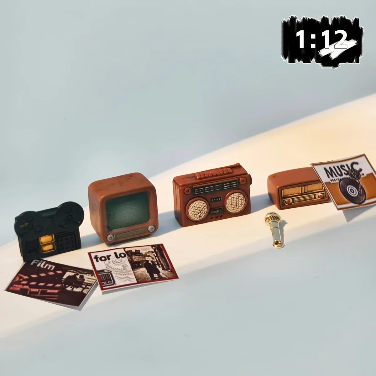 8-teiliges Retro-Miniatur-Audio-Video-Set, Projektor, Fernseher, DVD, Radio mit Mikrofon, Vintage-Puppenhaus-Filmszenen-Dekor, Sammlerstück-Geschenk – Detail 1