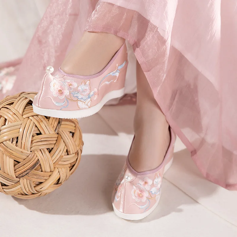 2026 Women's Chinese Cat Floral Embroidery Hanfu Shoes Wedge Heel Pearls Decor White/Pink Spring Traditional Footwear Q-927