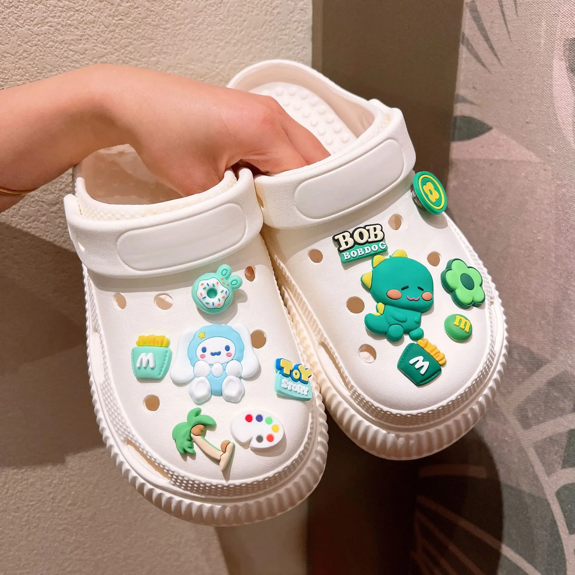 DIY shoe buckle kt cat cartoon resin cinnamon dog sanrio cute shoe flower summer Detachable For Clogs Decoration