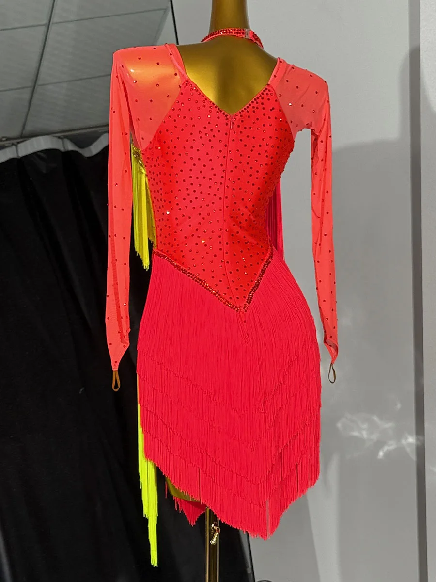 Vestido de competição de dança latina personalizado projetado para salsa rumba cha cha com ajuste sob medida e saia fluida