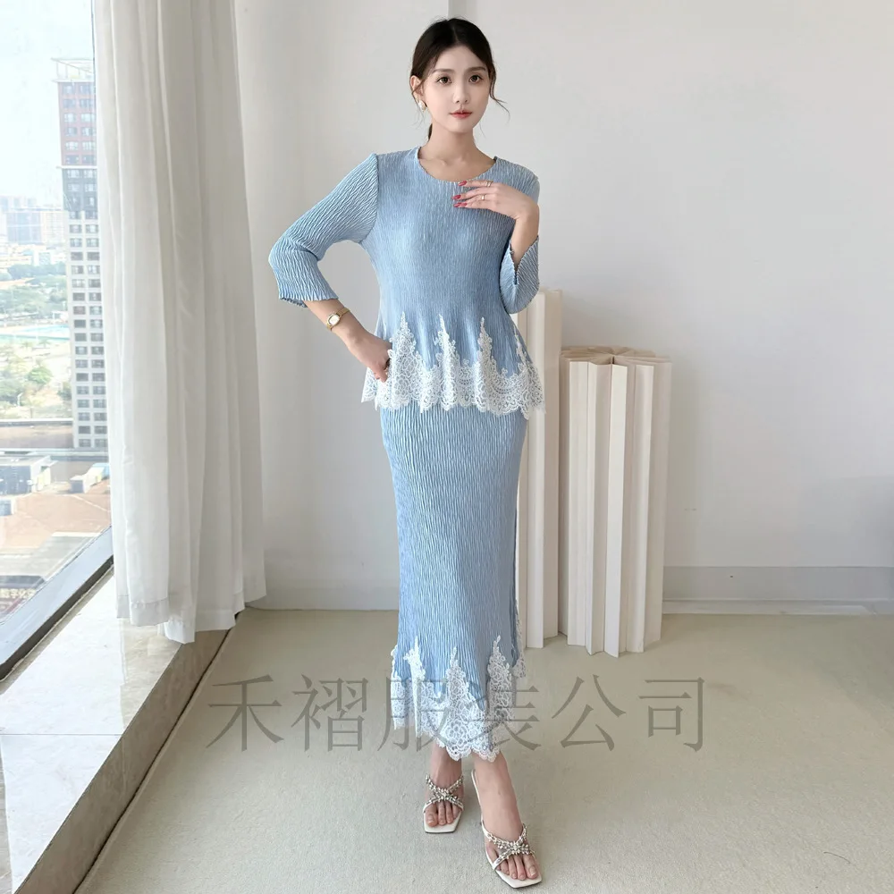 

Модный элегантный женский комплект: однотонная блузка с круглым вырезом и длинными рукавами, кружевными вставками, свободная эластичная юбка-миди, вечерний наряд