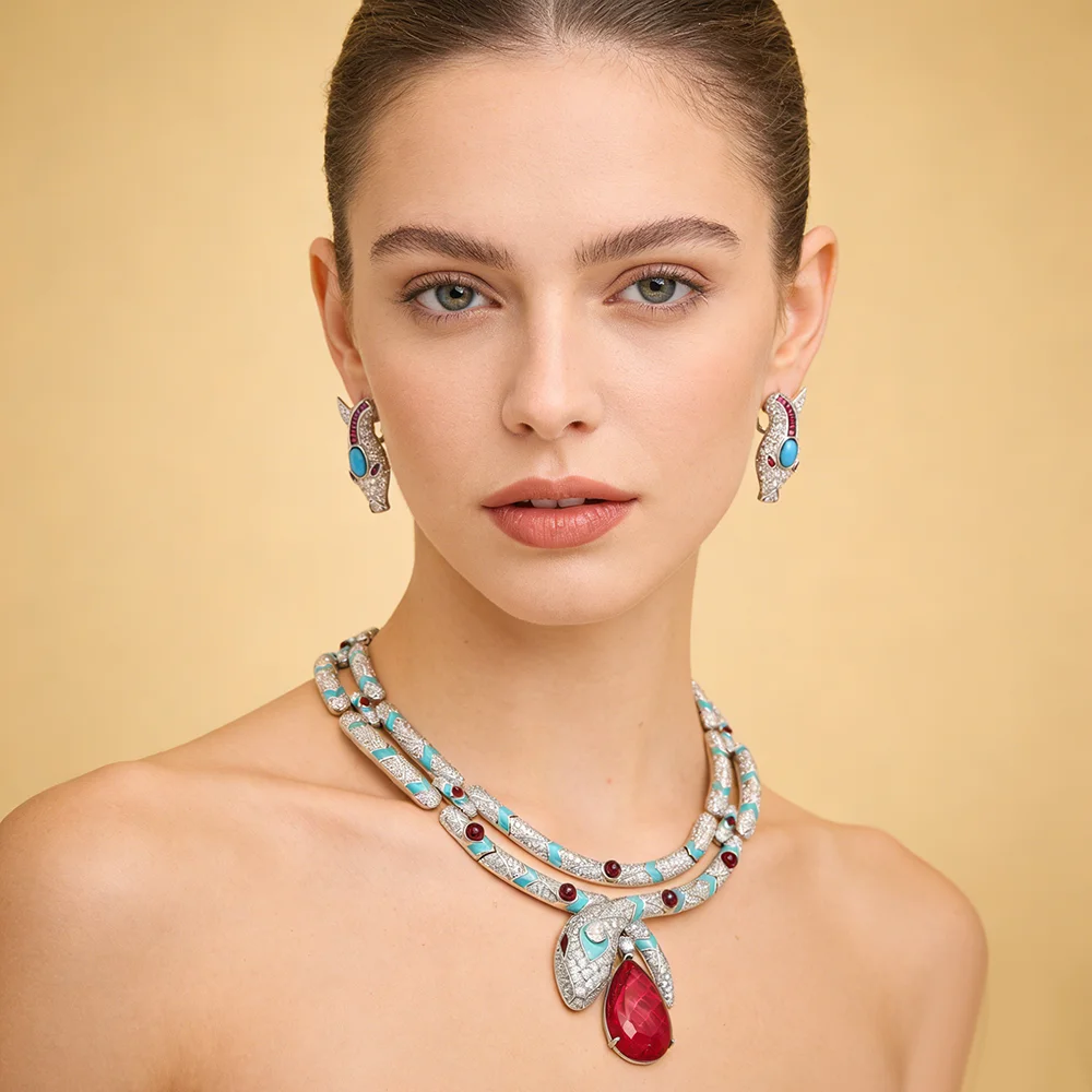 

Элитный дизайнерский комплект украшений: колье и серьги «Счастливая змея» с изумрудами и вставками из синих и красных цирконов, для женщин, для вечерних мероприятий