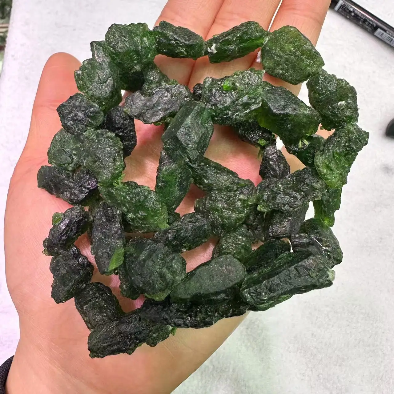 

Браслет из натурального зеленого диопсида, натуральный грубый драгоценный камень для женщин, оптовая продажа ювелирных изделий своими руками для подарков и модной оптовой продажи