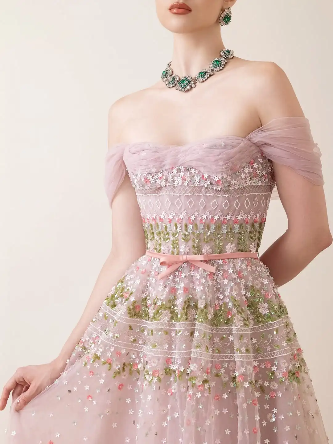 تصميم جديد مثير قبالة الكتف زهرة الجنية مساء اللباس الأنيق المتدرج تول ألف خط فستان الأميرة مع وشاح القوس