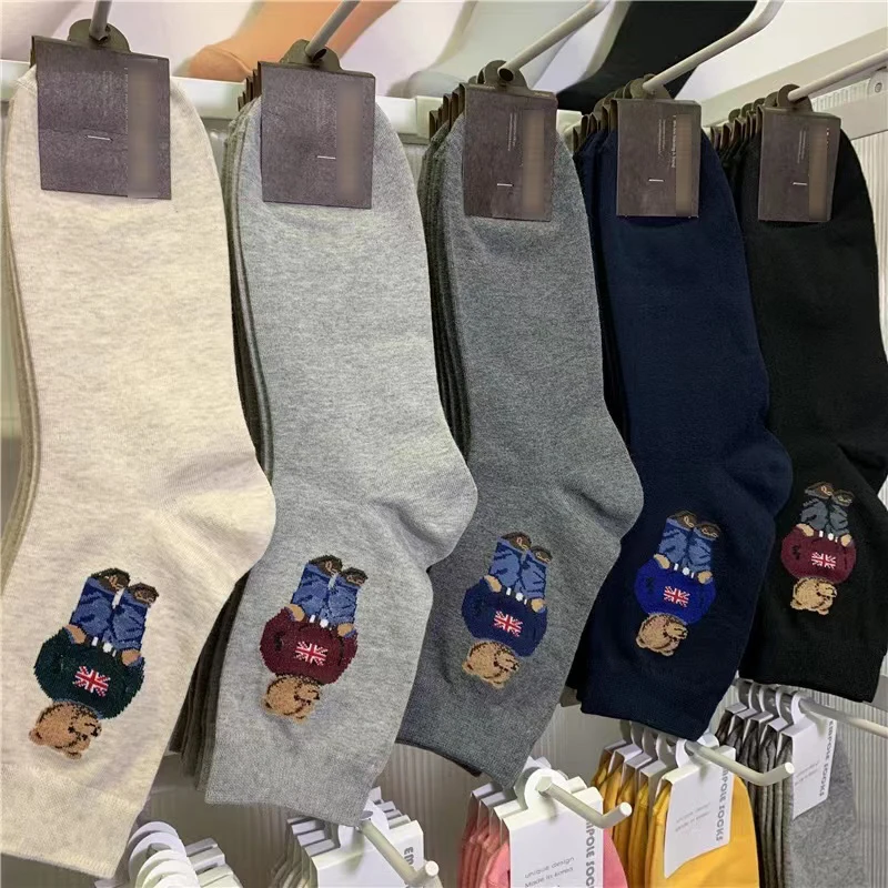 Dobrej jakości skarpetki męskie Cartoon Gentleman Bear Bawełniane skarpetki sportowe w stylu Harajuku Chłopcy Deskorolka Nowość Oddychające prezenty świąteczne