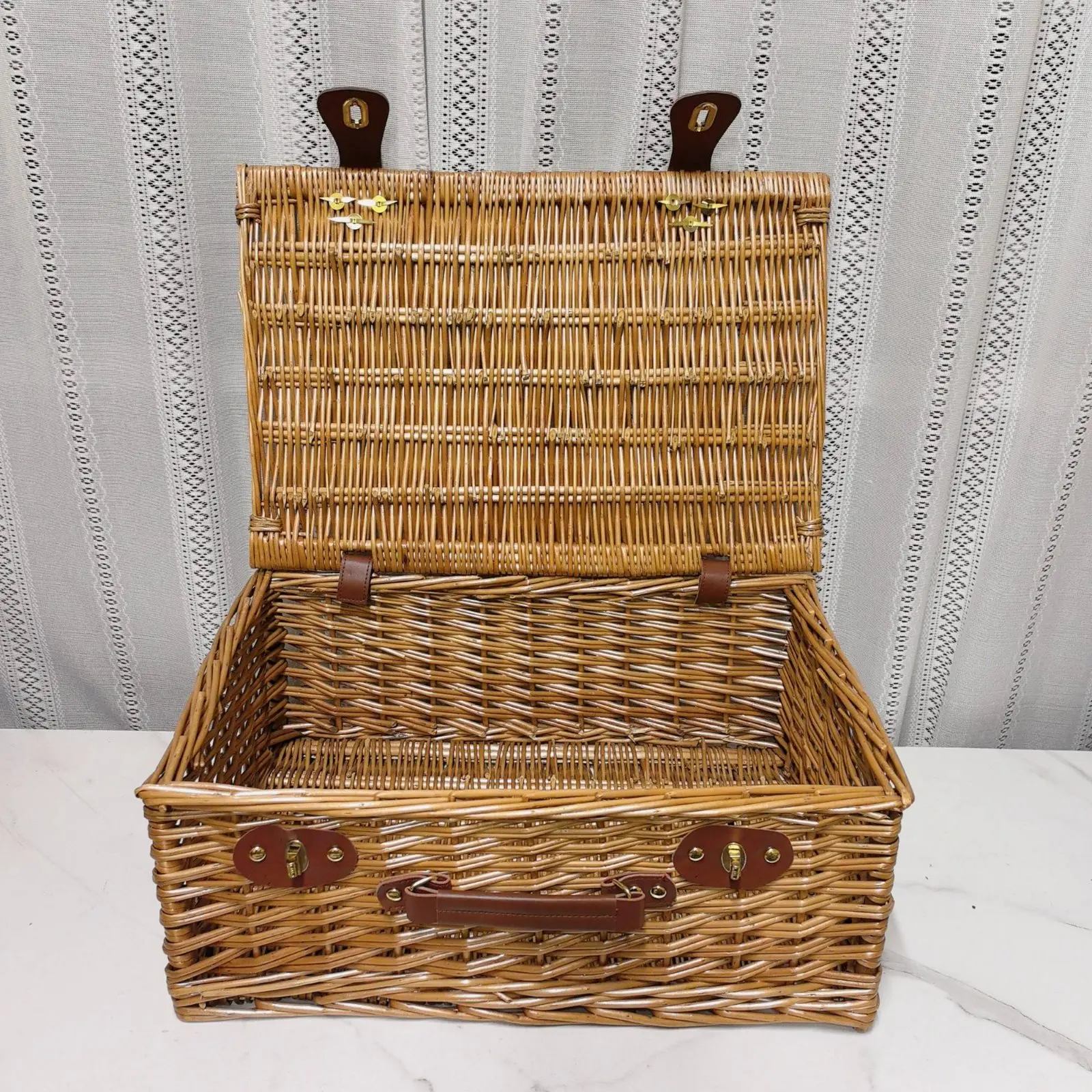 

Vintage Picnic Basket Portable Lidded Carry Basket Wicker Storage Box Decorative Built-in Handles