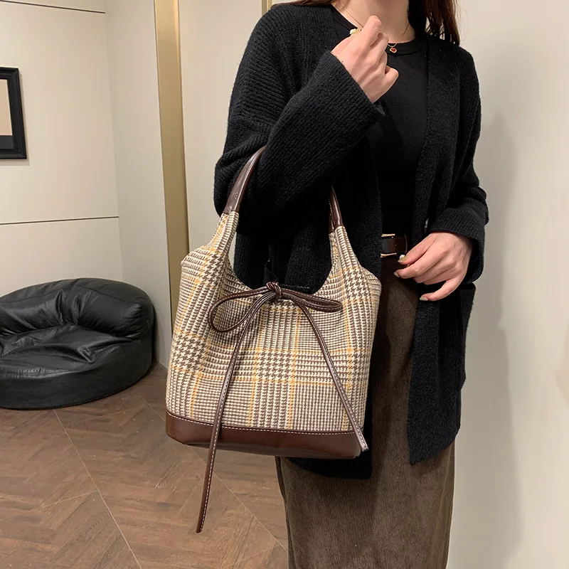 الاتجاه منقوشة عادية الألوان المتناقضة حقيبة كتف ريترو عصرية 2026 شتاء جديد الراقية مصمم تحت الإبط حقيبة نسائية