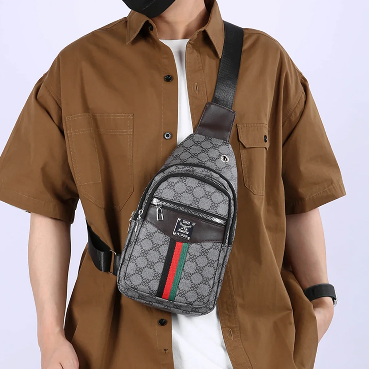 حقيبة صدر رياضية متعددة الاستخدامات لنمط البرسيم وشعار معدني مبطن بفتحة سماعة الرأس وحزام قابل للتعديل لحقيبة الخصر اليومية #6