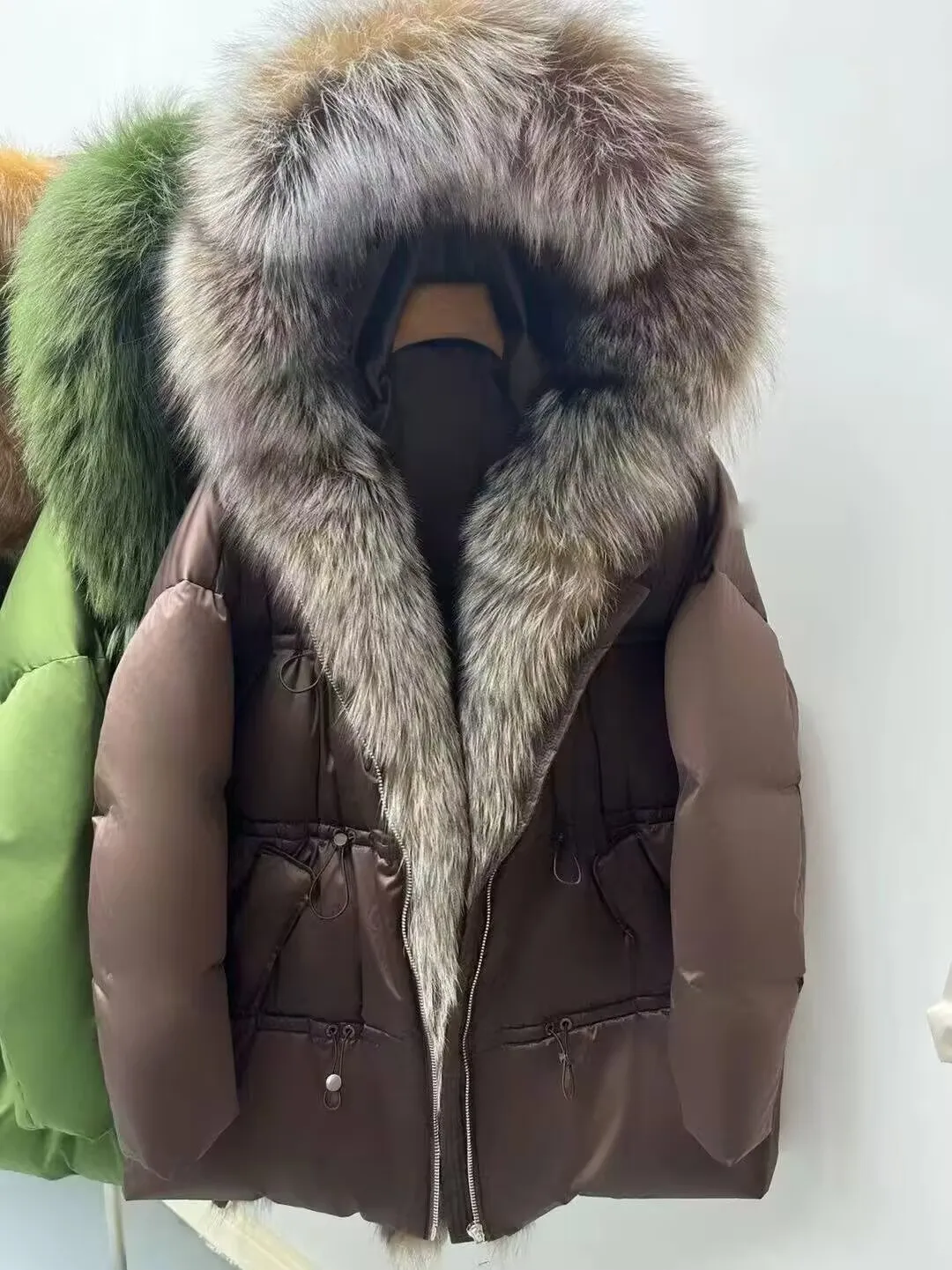 Piumino da donna in piuma d'oca bianca Piumino ispessito Piumino corto allentato caldo con collo in vera pelliccia di volpe naturale invernale di fascia alta